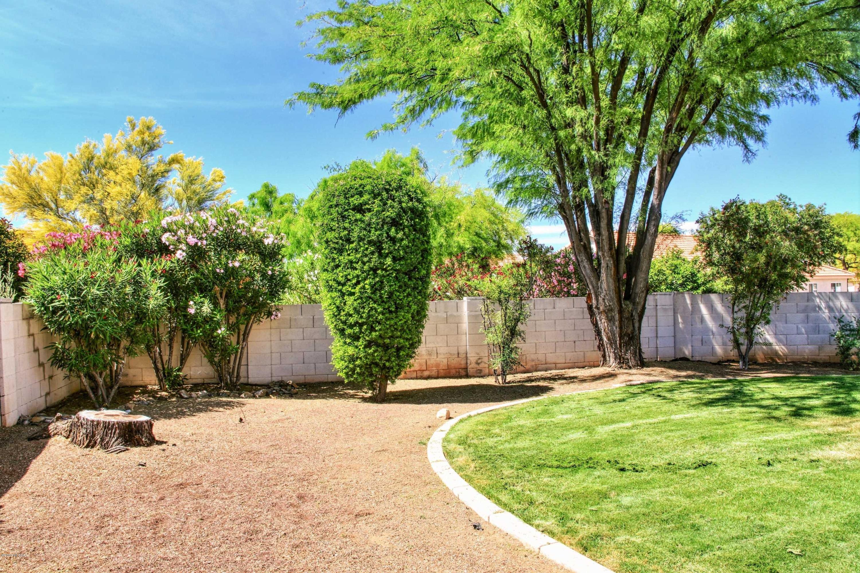 152 E Mesquite Crest Place