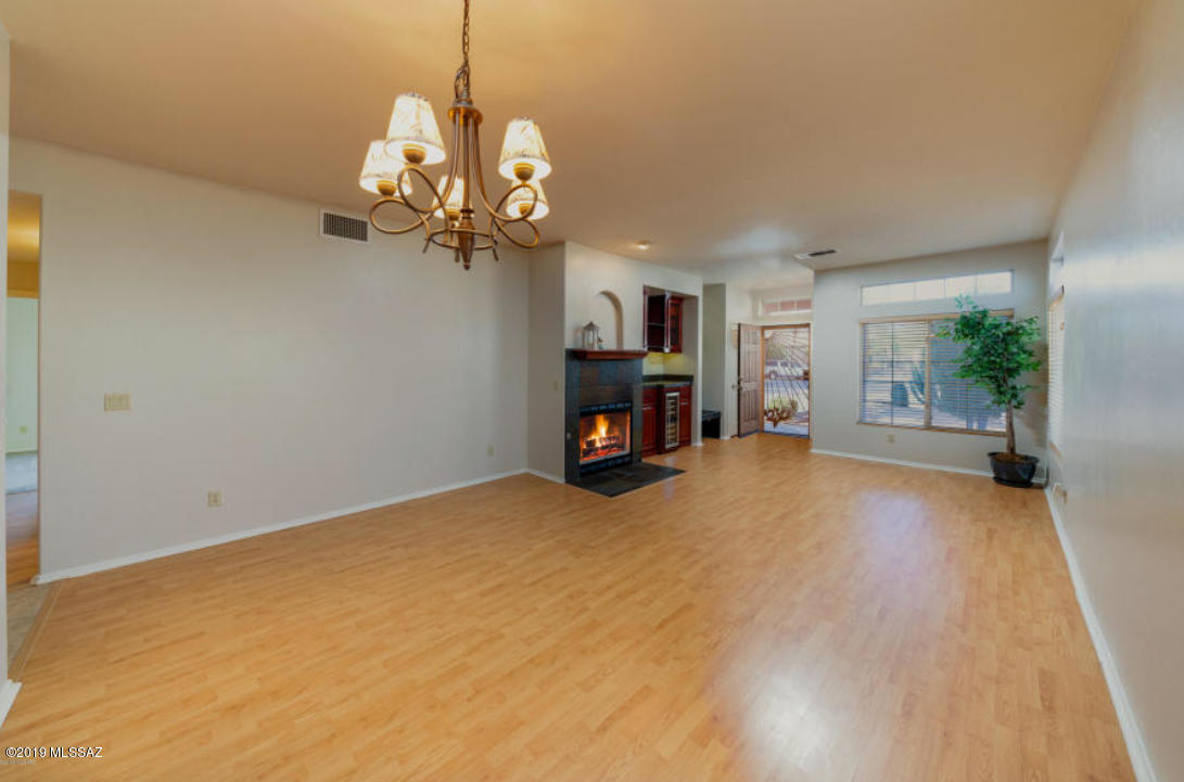 152 E Mesquite Crest Place