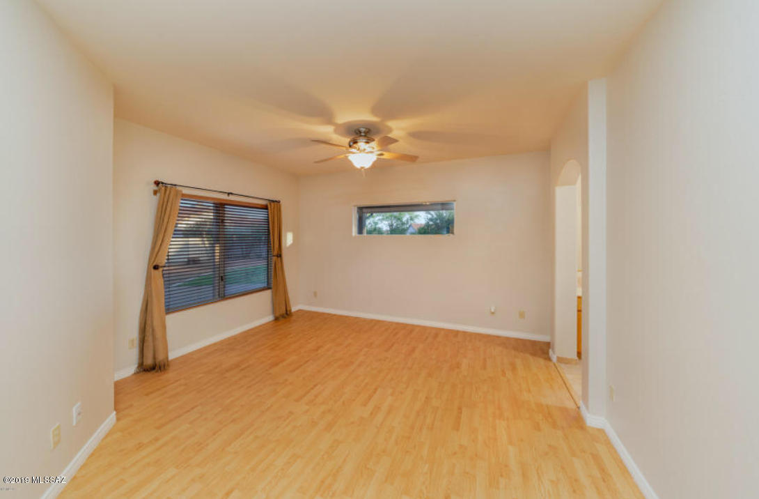 152 E Mesquite Crest Place