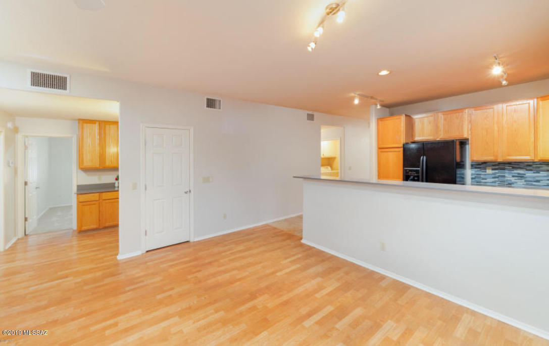 152 E Mesquite Crest Place