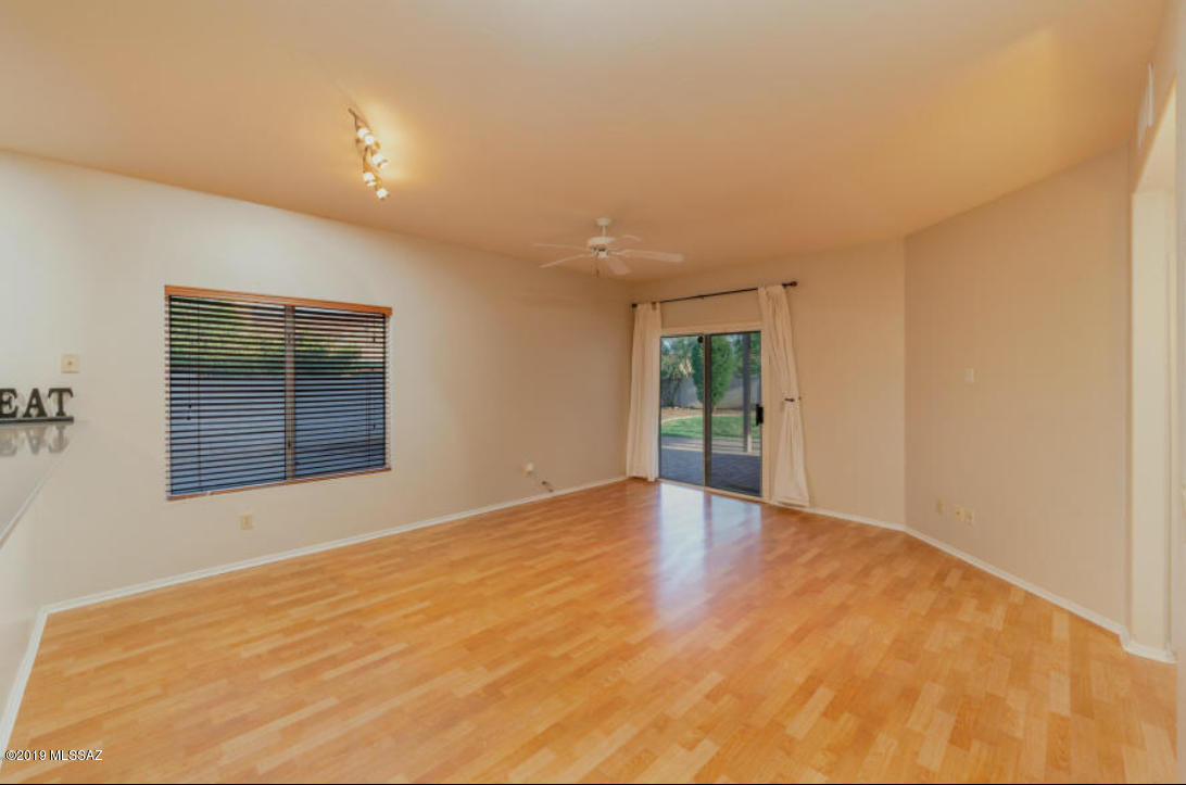 152 E Mesquite Crest Place