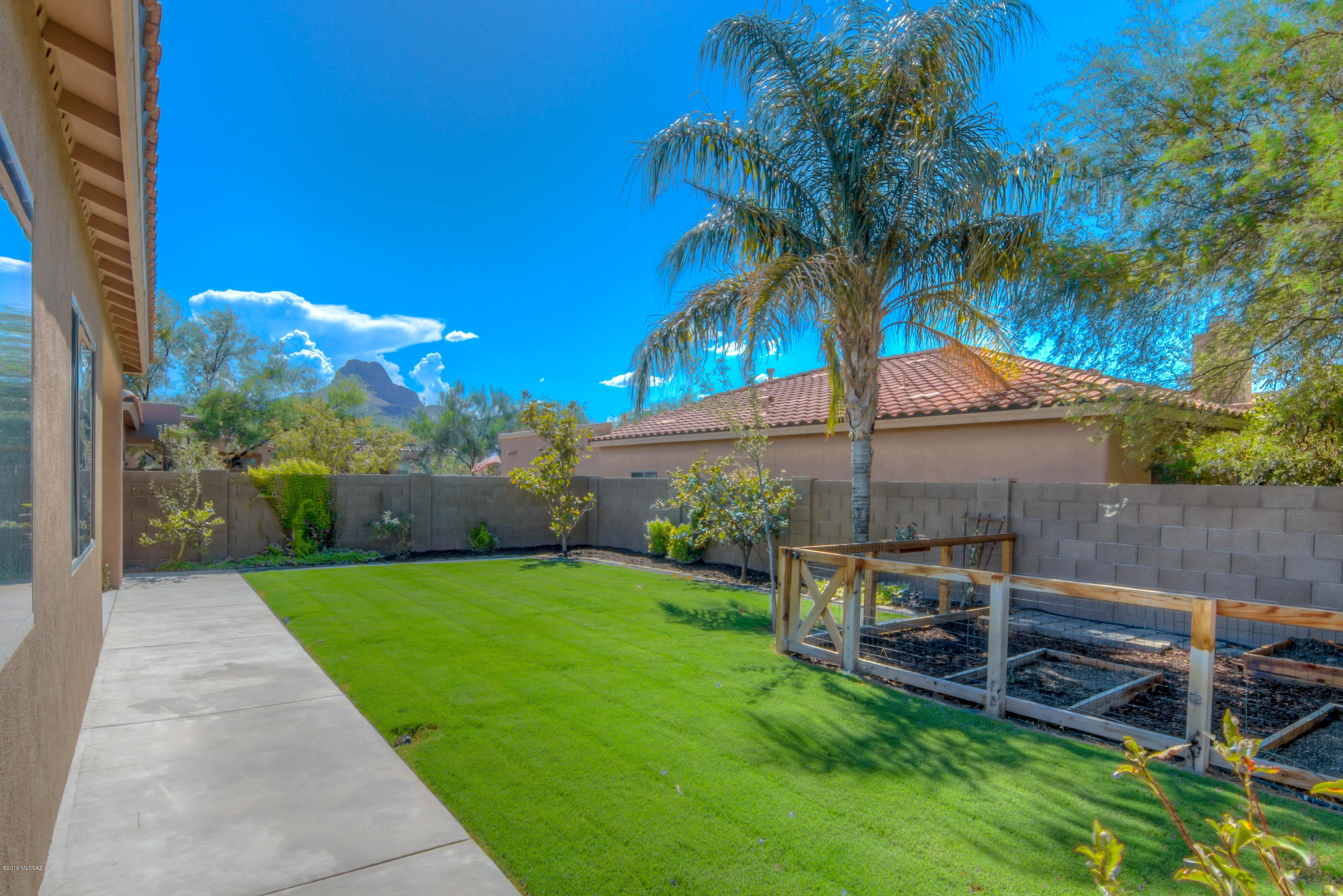 8479 N Sunny Rock Ridge Drive