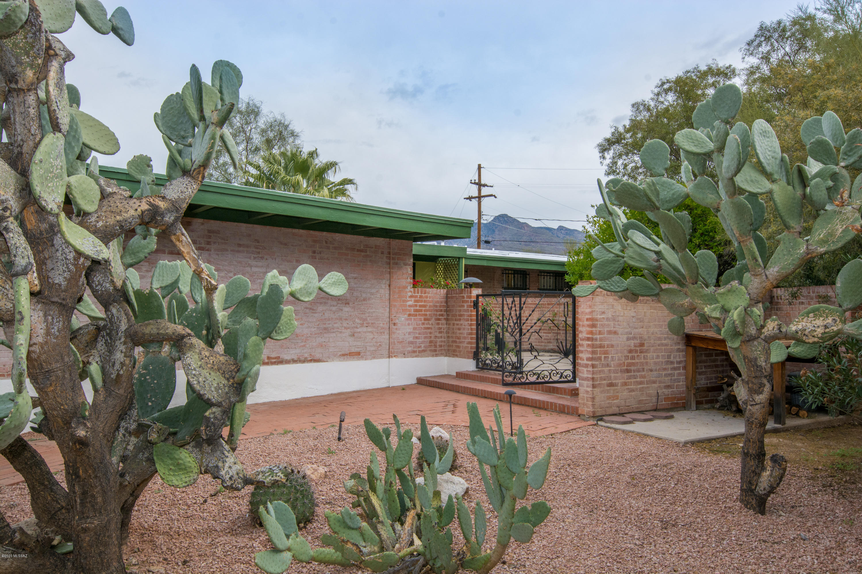 7360 N Yucca Via