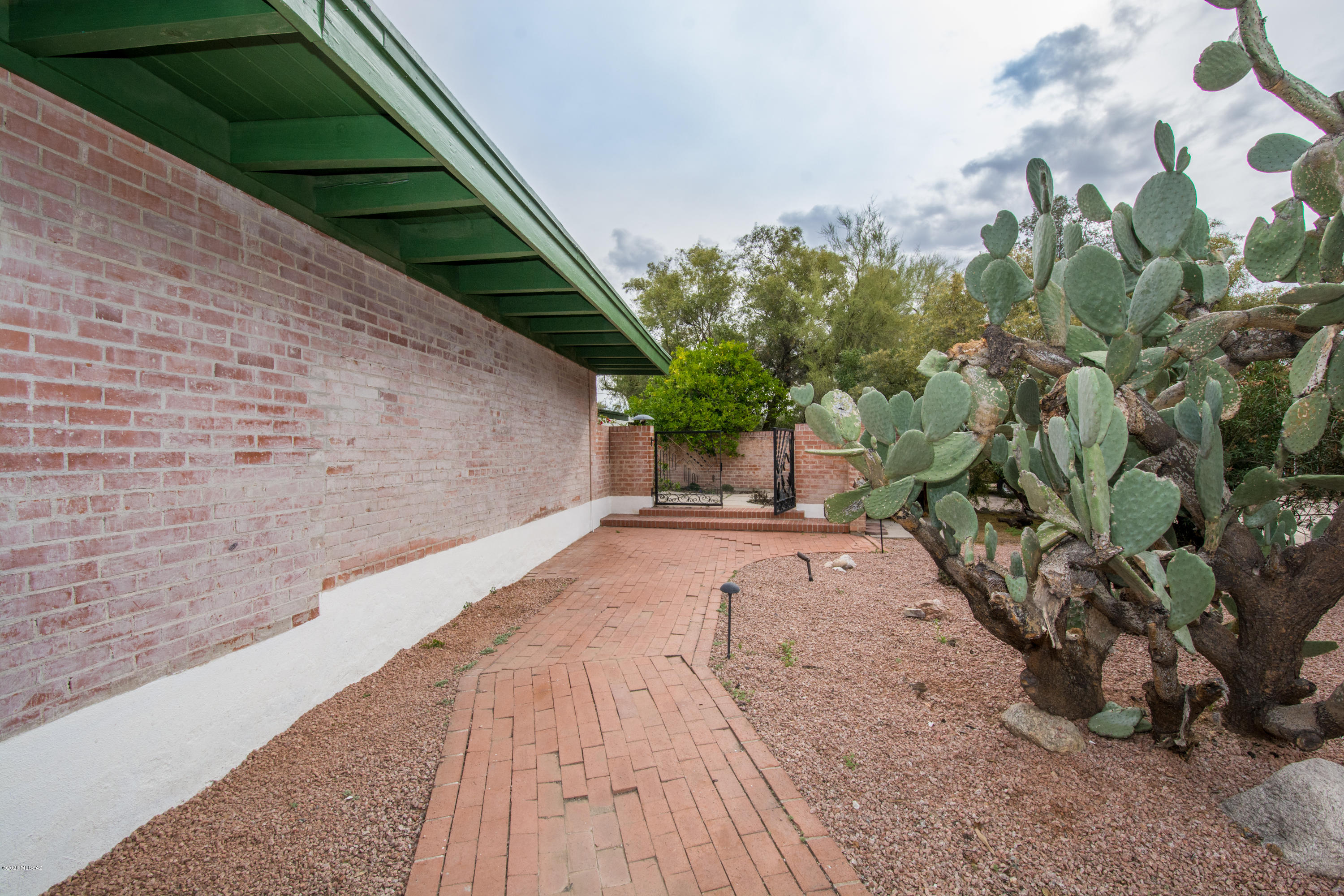 7360 N Yucca Via