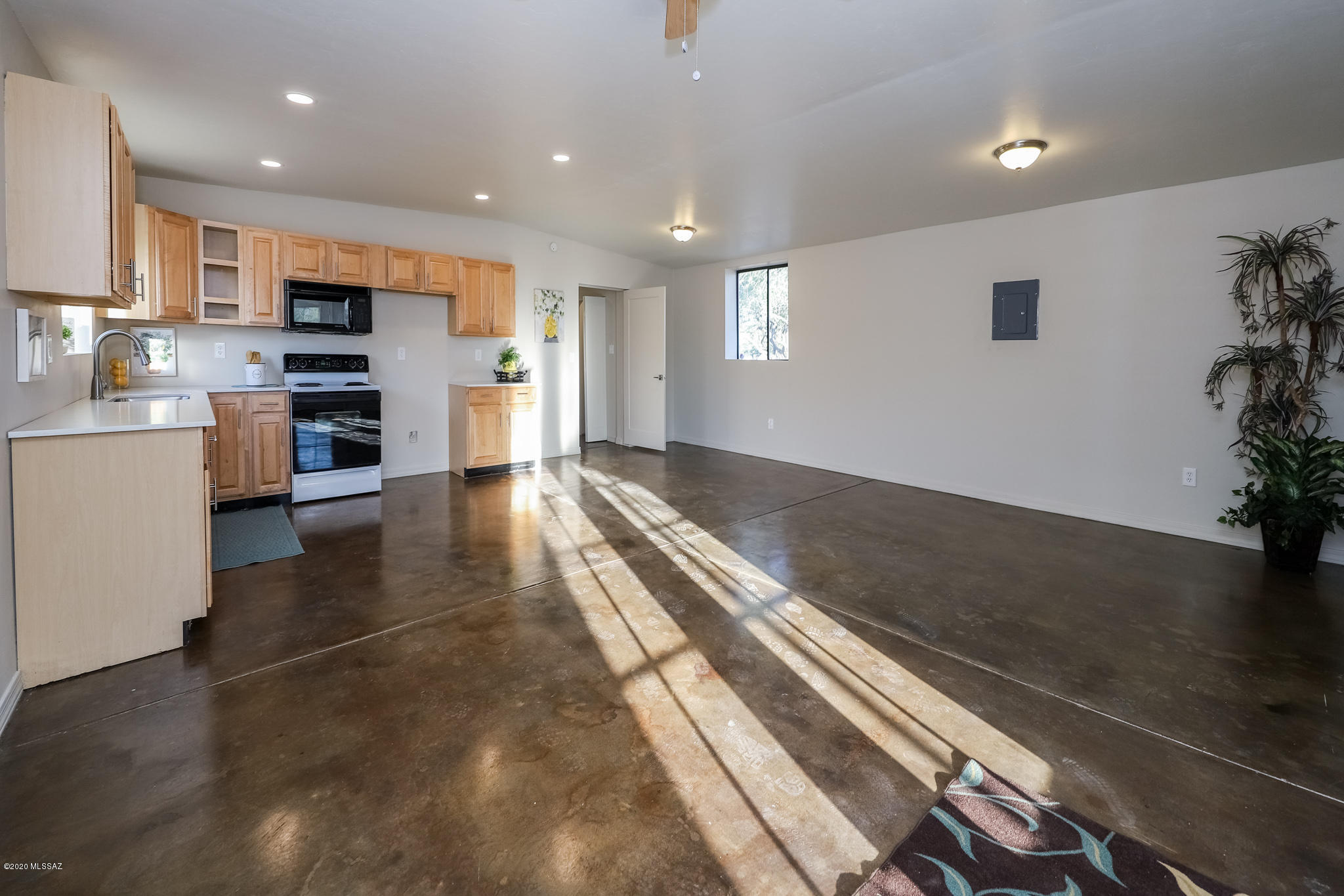 1241 W Calle Concordia