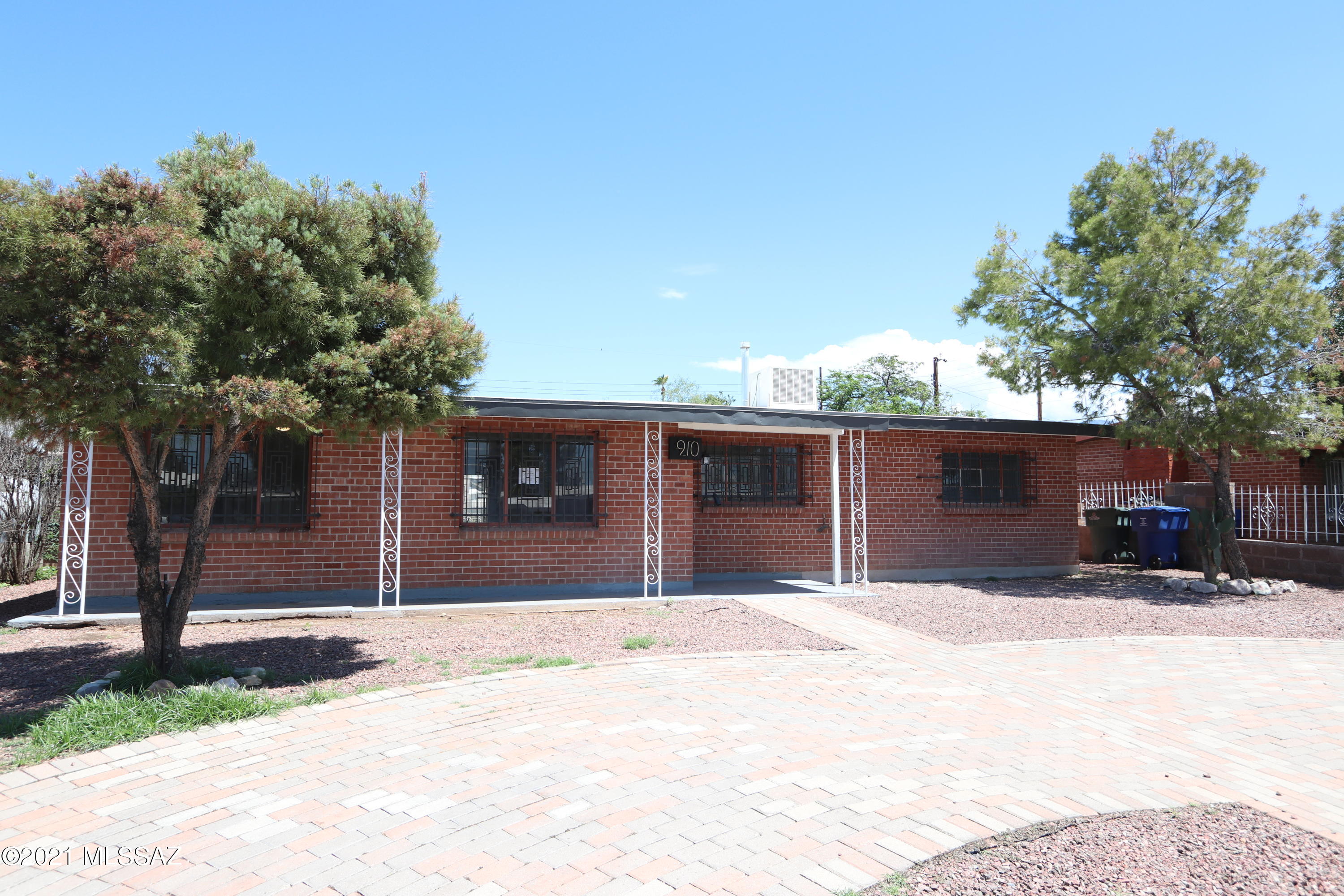 910 W Simmons Street