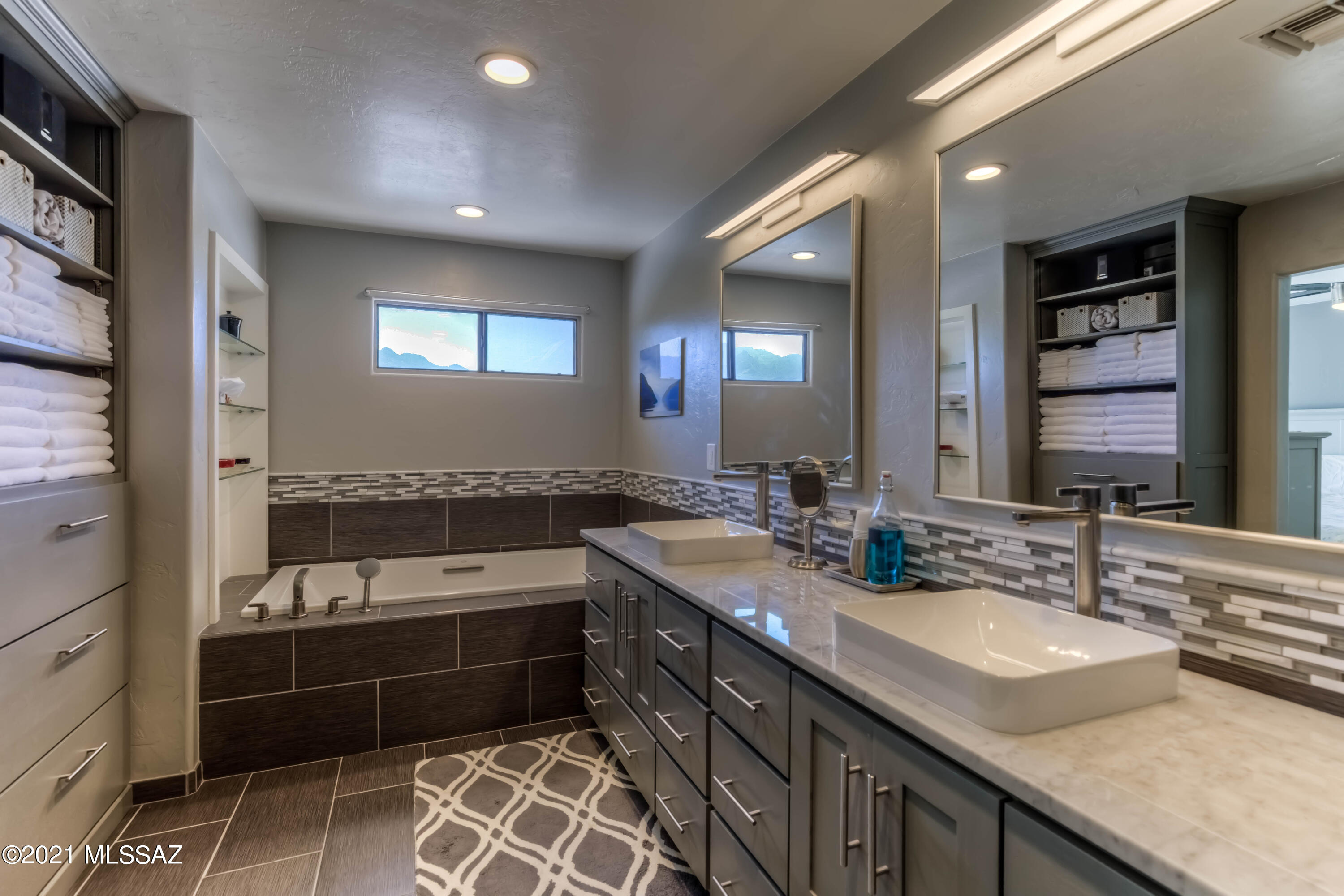 11050 N Poinsettia Drive