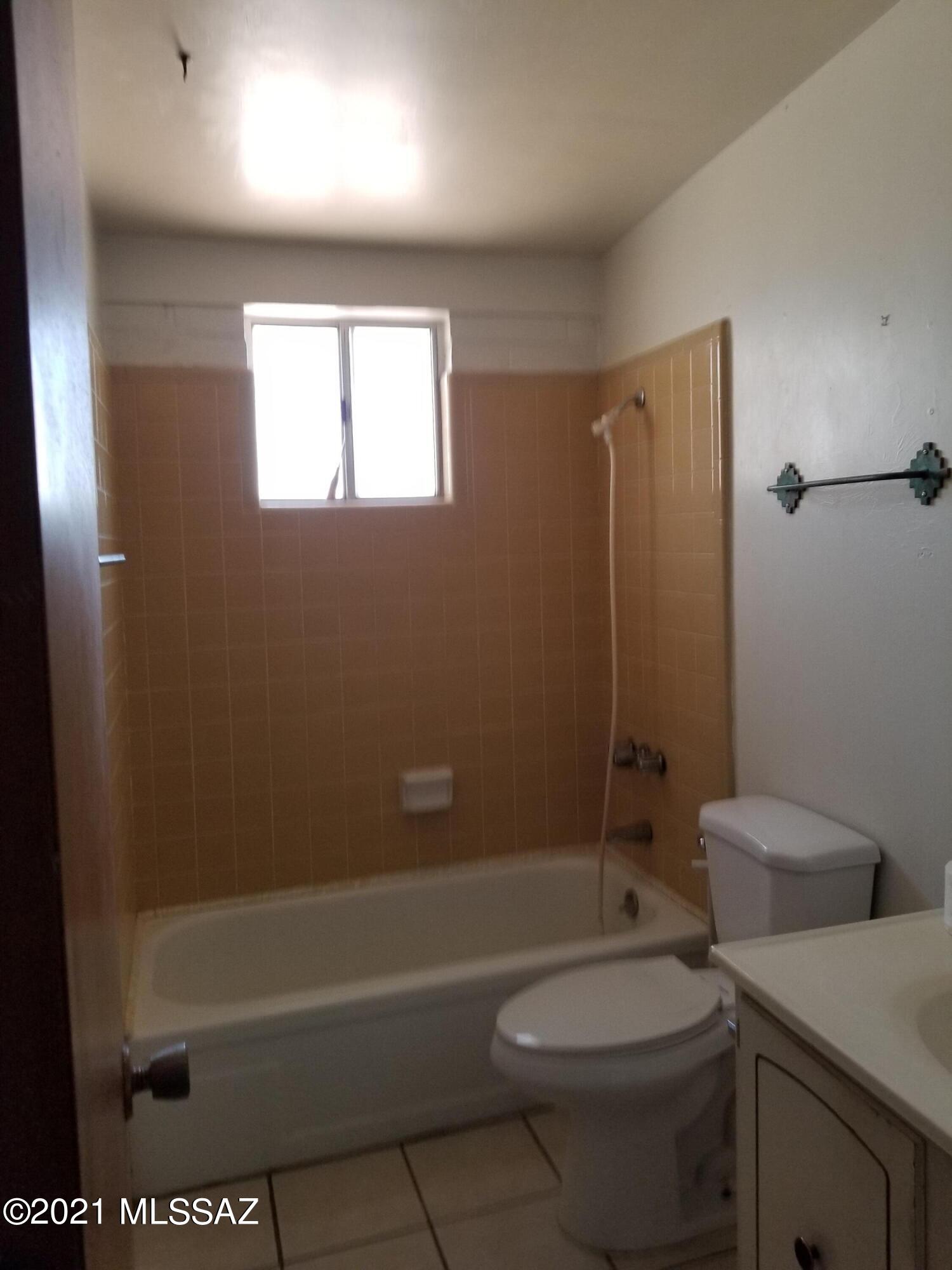 1021 W Edgewater Drive