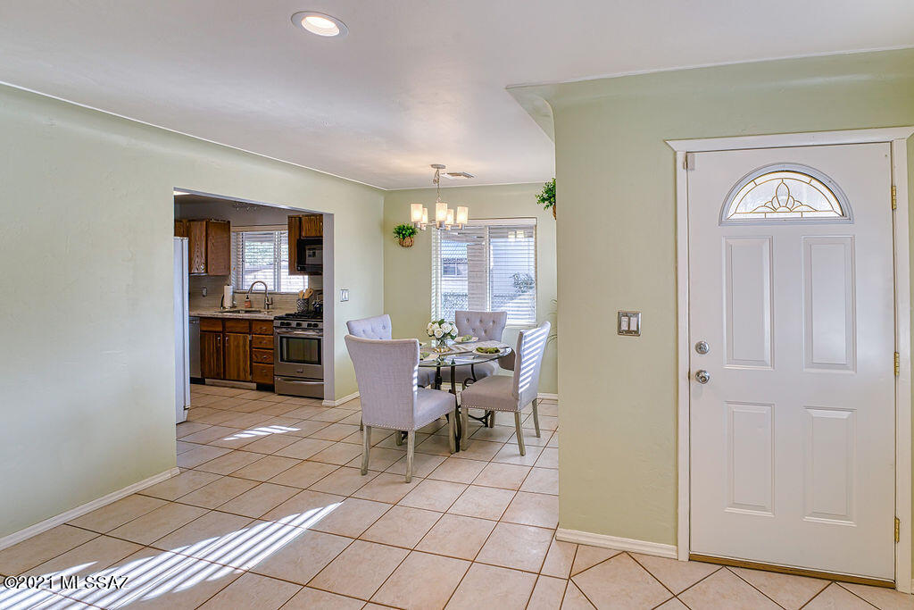 3007 E Beverly Drive