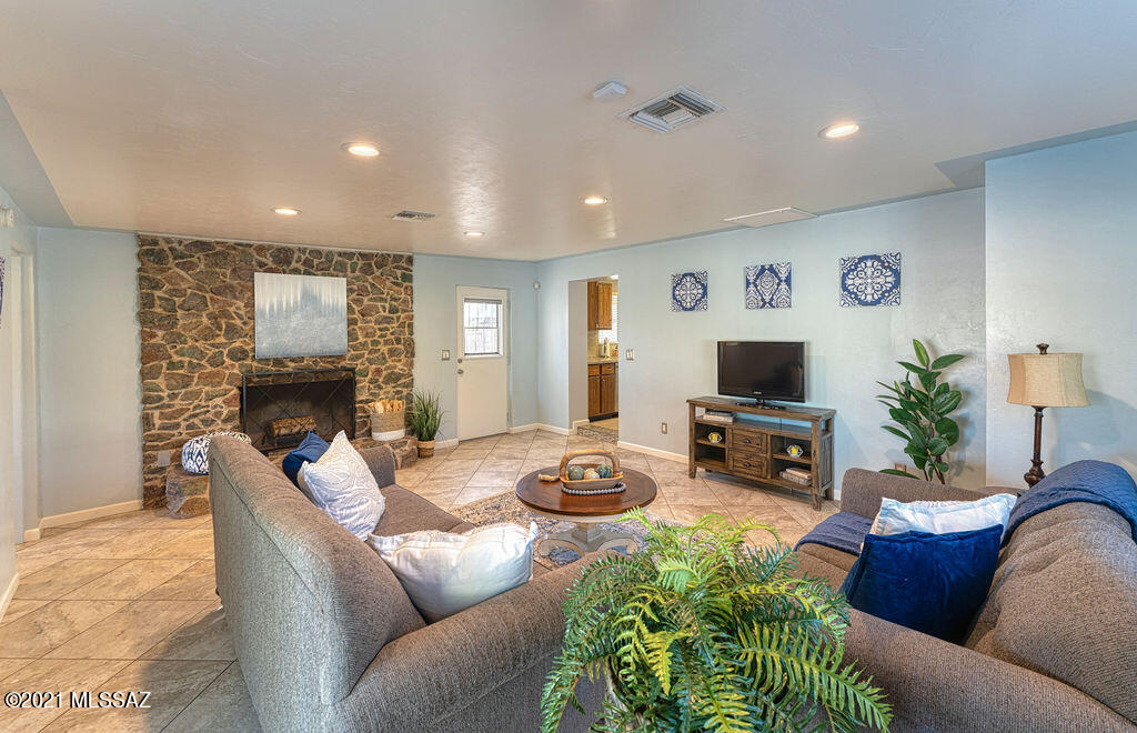 3007 E Beverly Drive