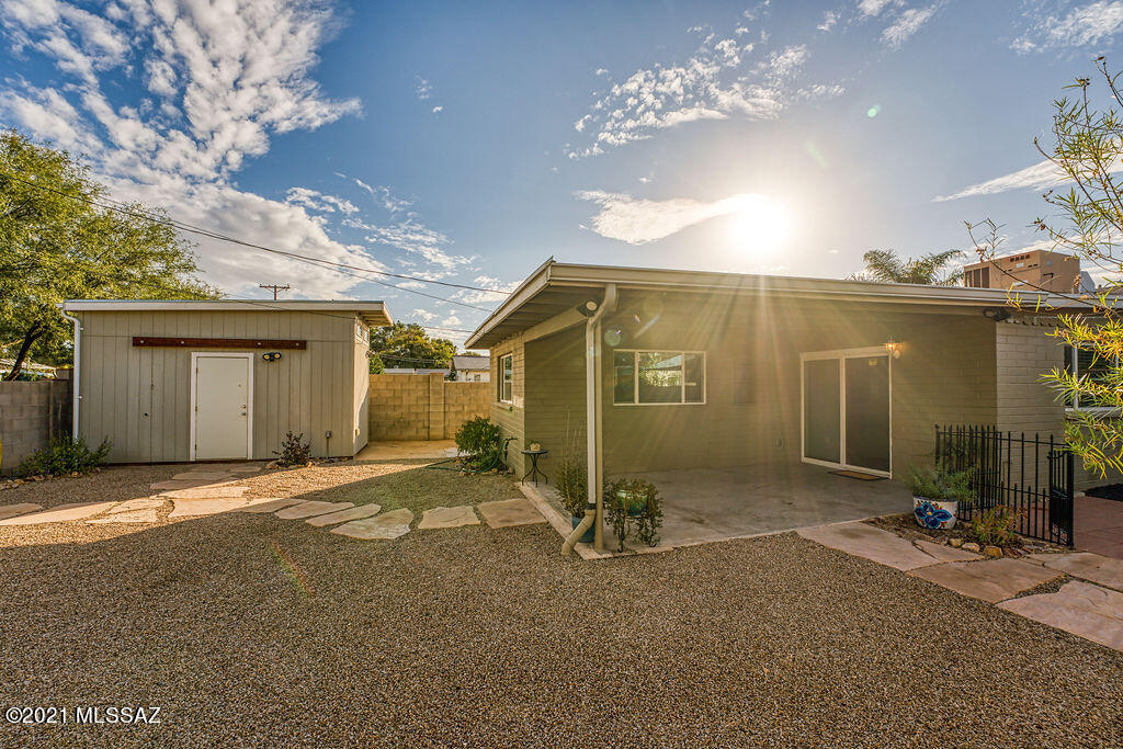 3007 E Beverly Drive