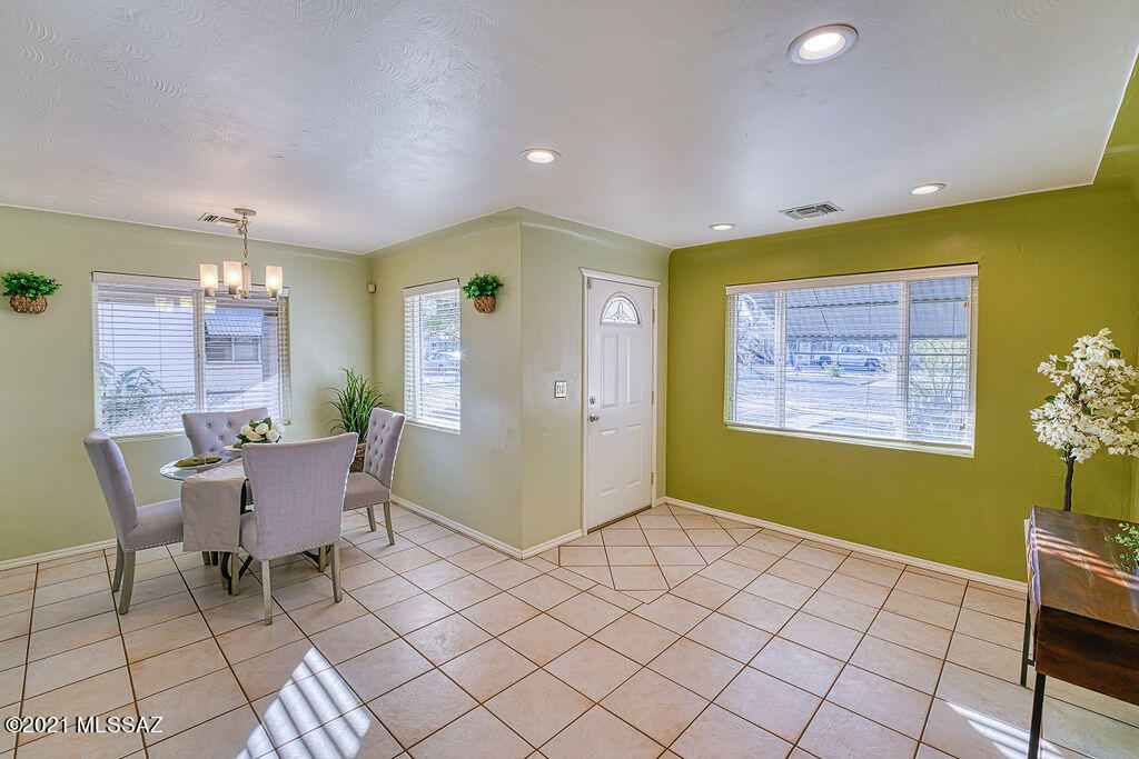 3007 E Beverly Drive