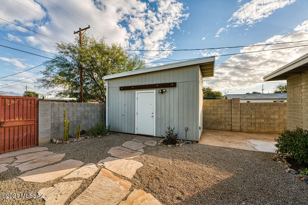 3007 E Beverly Drive