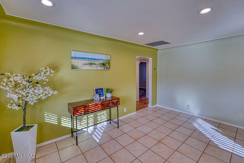 3007 E Beverly Drive