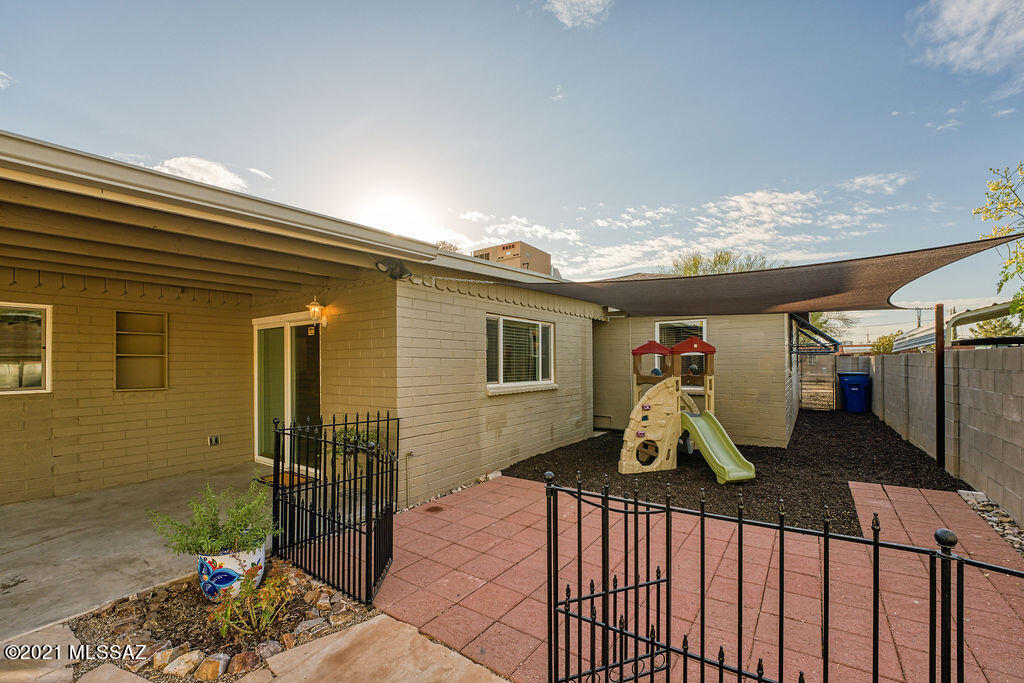 3007 E Beverly Drive