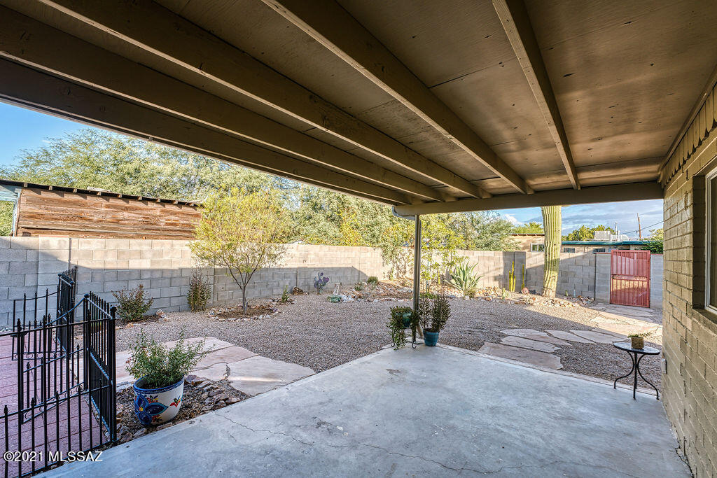 3007 E Beverly Drive