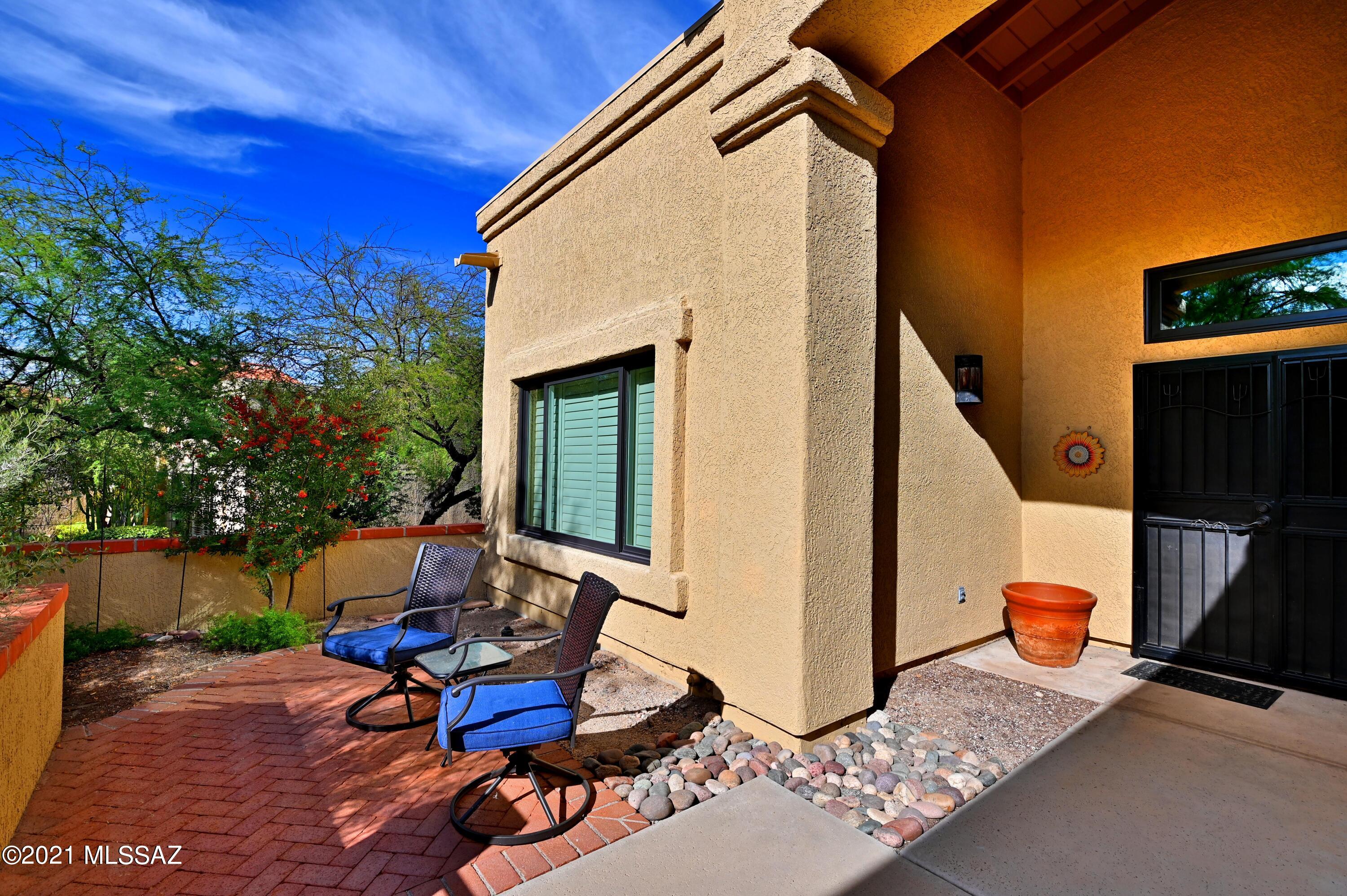 1201 E Camino Diestro