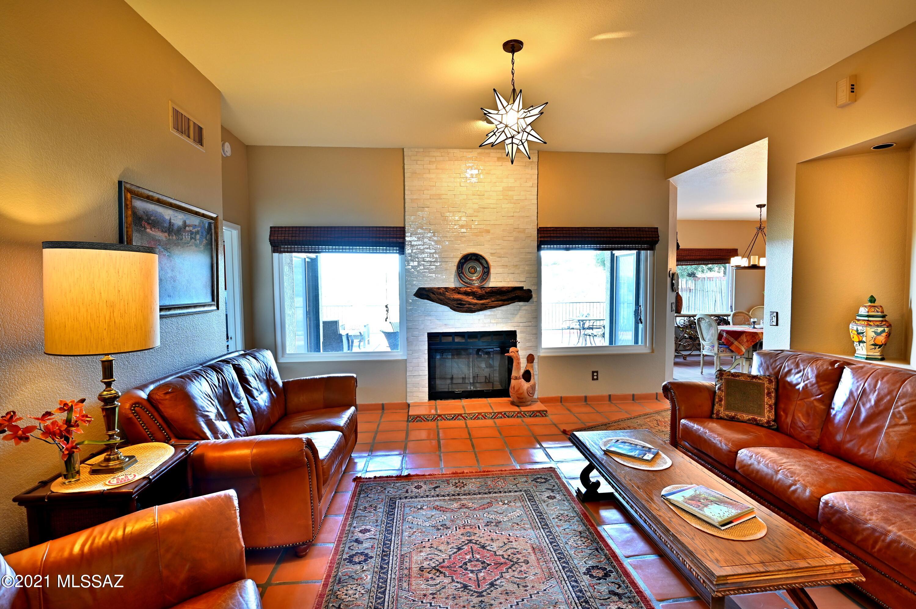 1201 E Camino Diestro