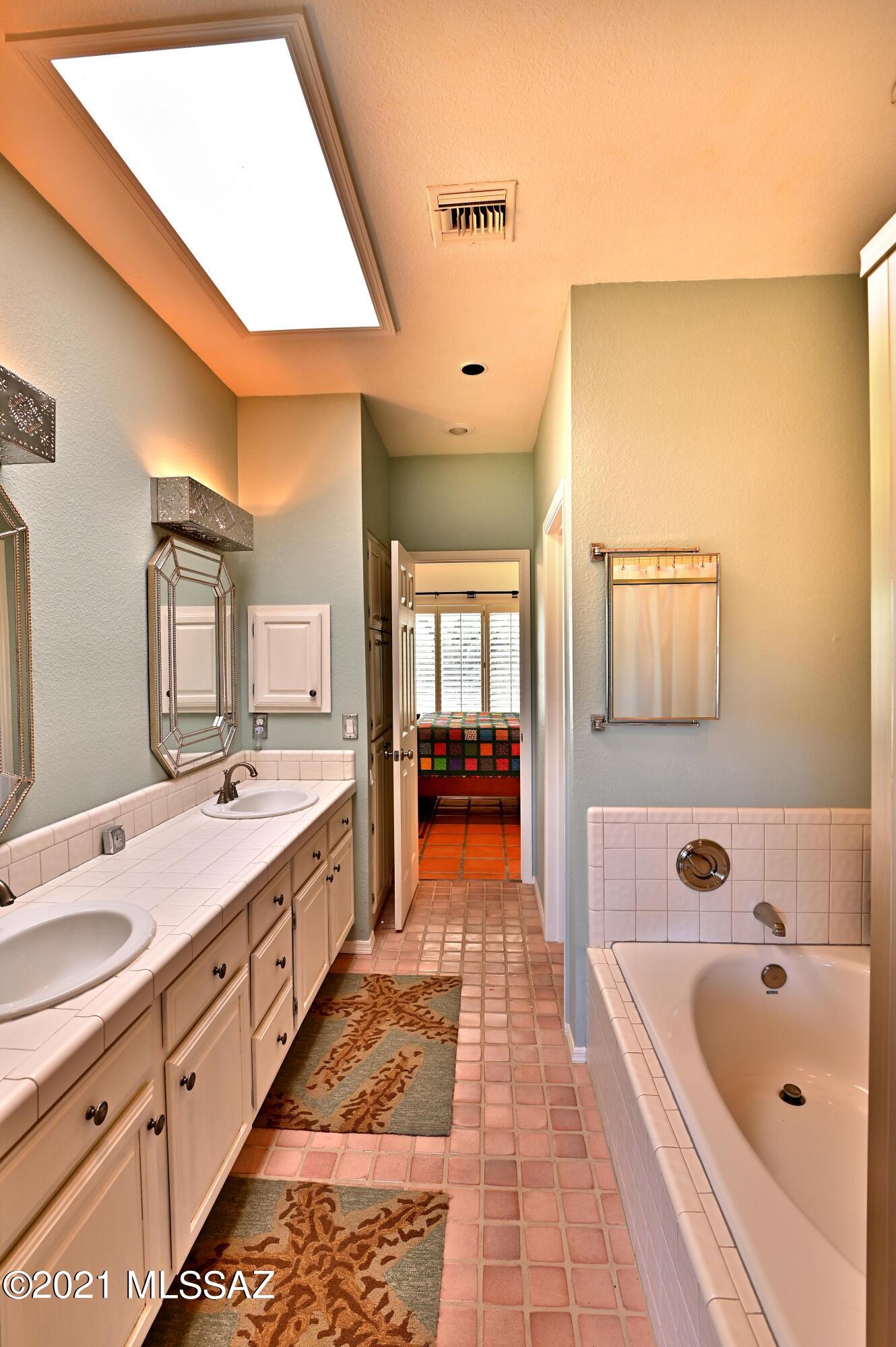 1201 E Camino Diestro