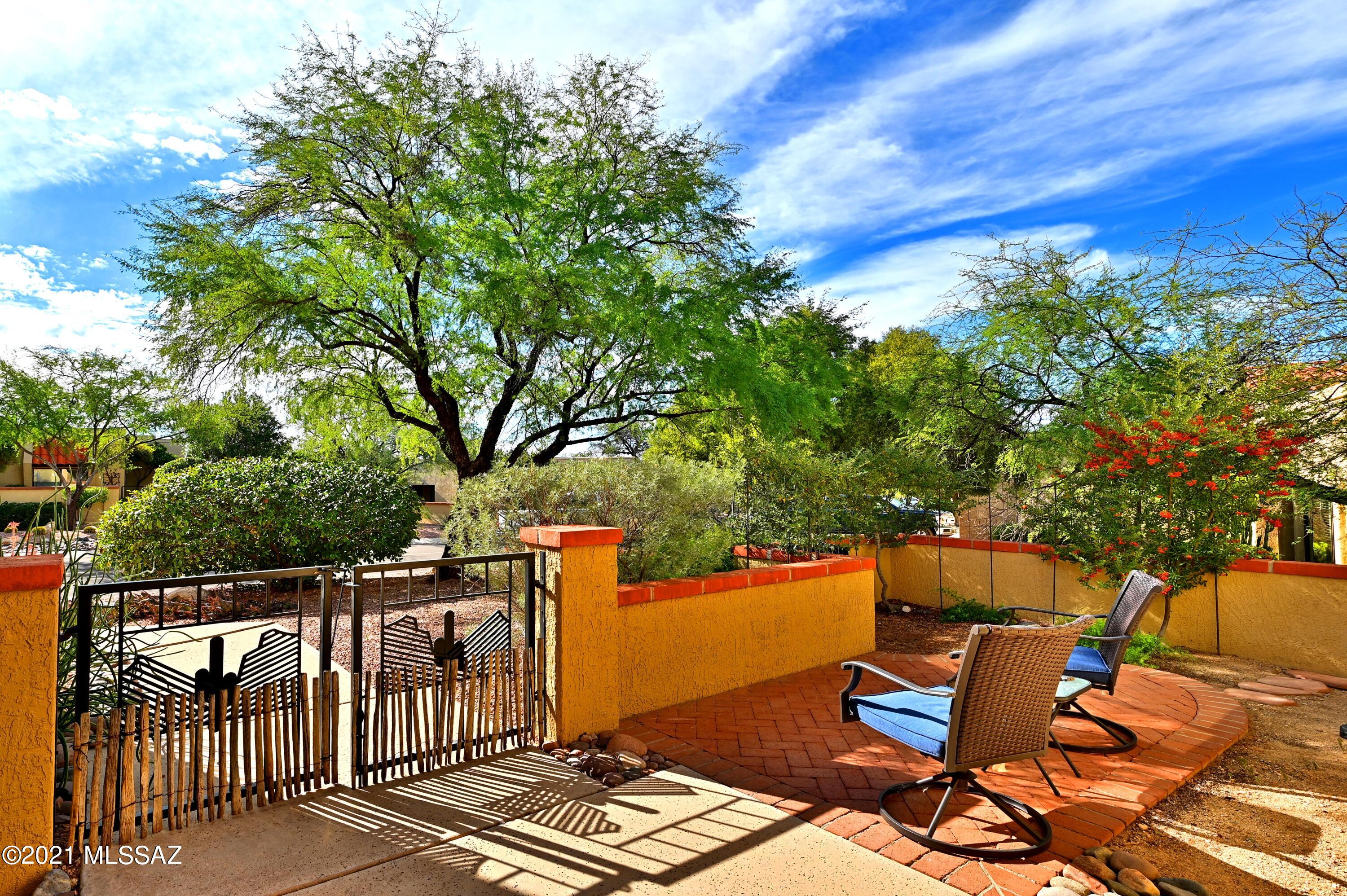 1201 E Camino Diestro