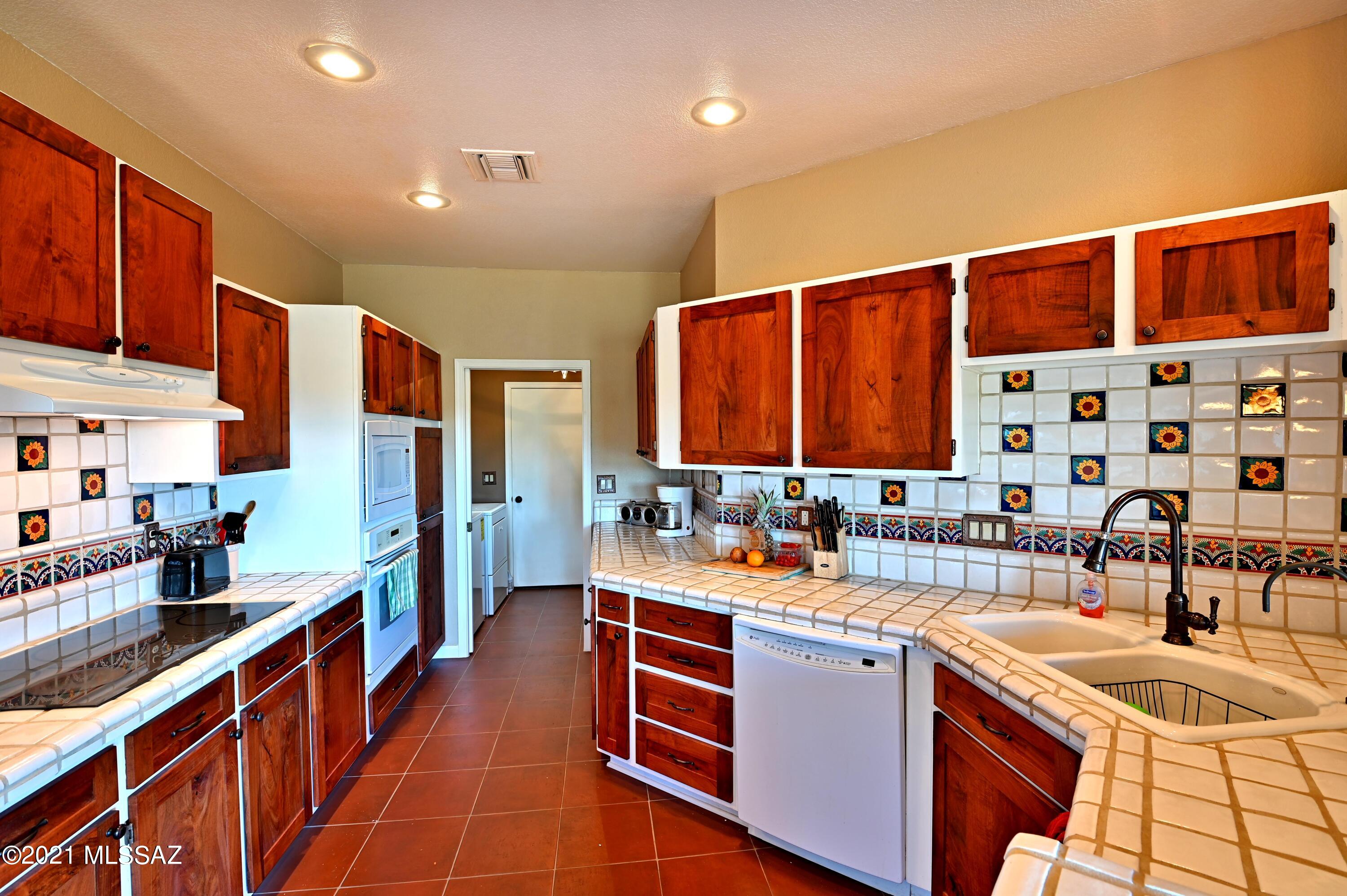 1201 E Camino Diestro