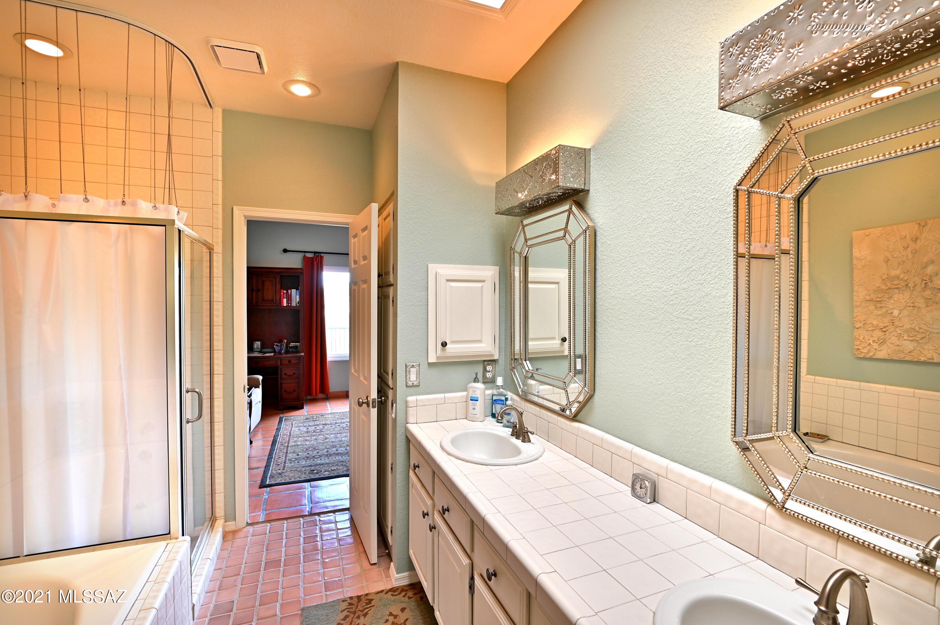 1201 E Camino Diestro