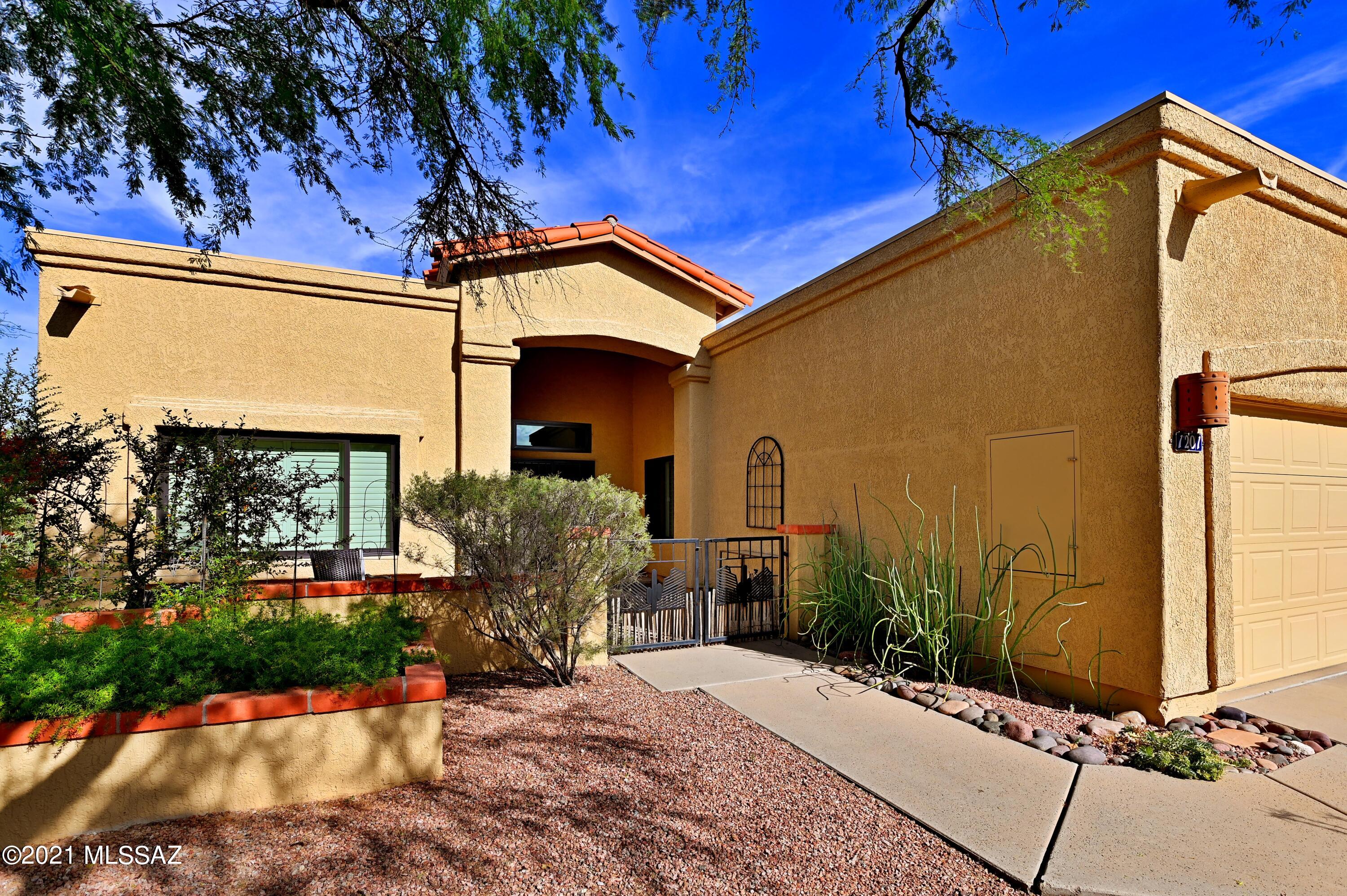 1201 E Camino Diestro