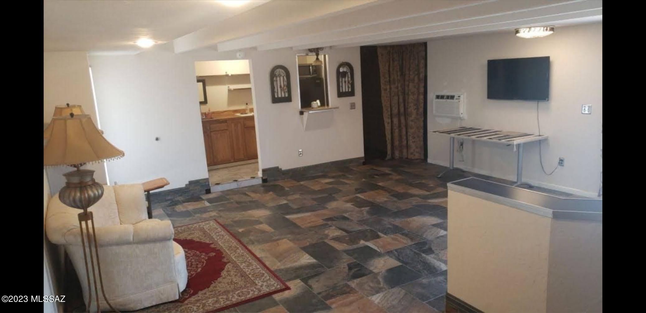 7424 N La Canada Drive