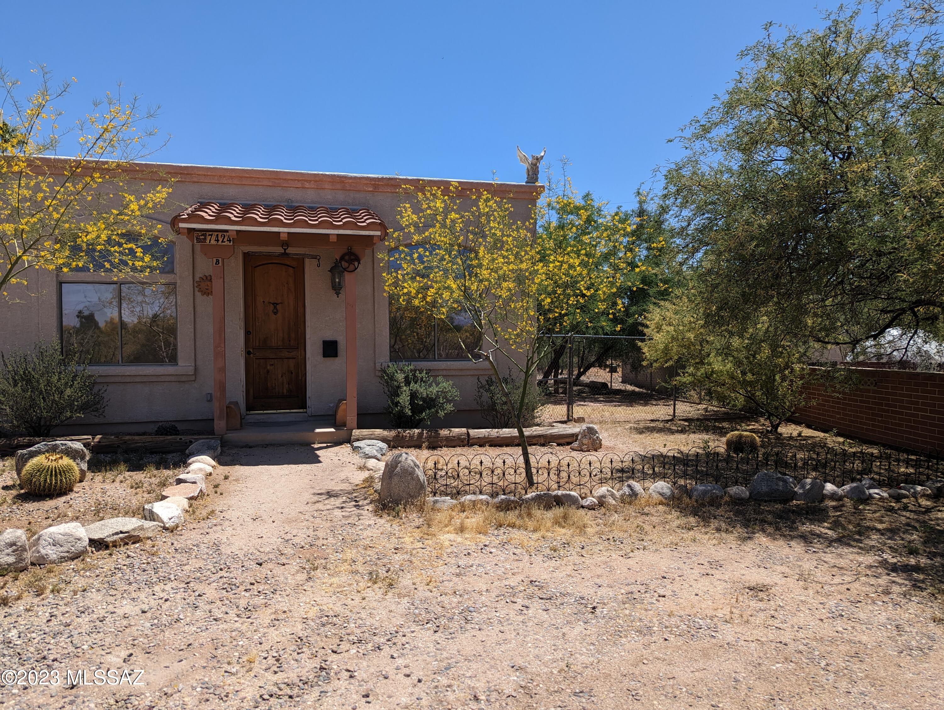 7424 N La Canada Drive