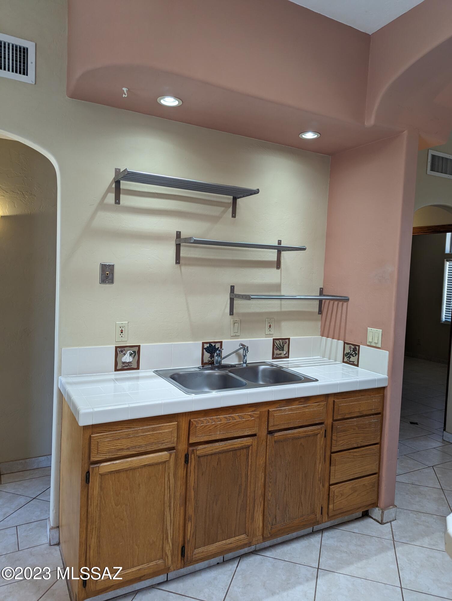 7424 N La Canada Drive