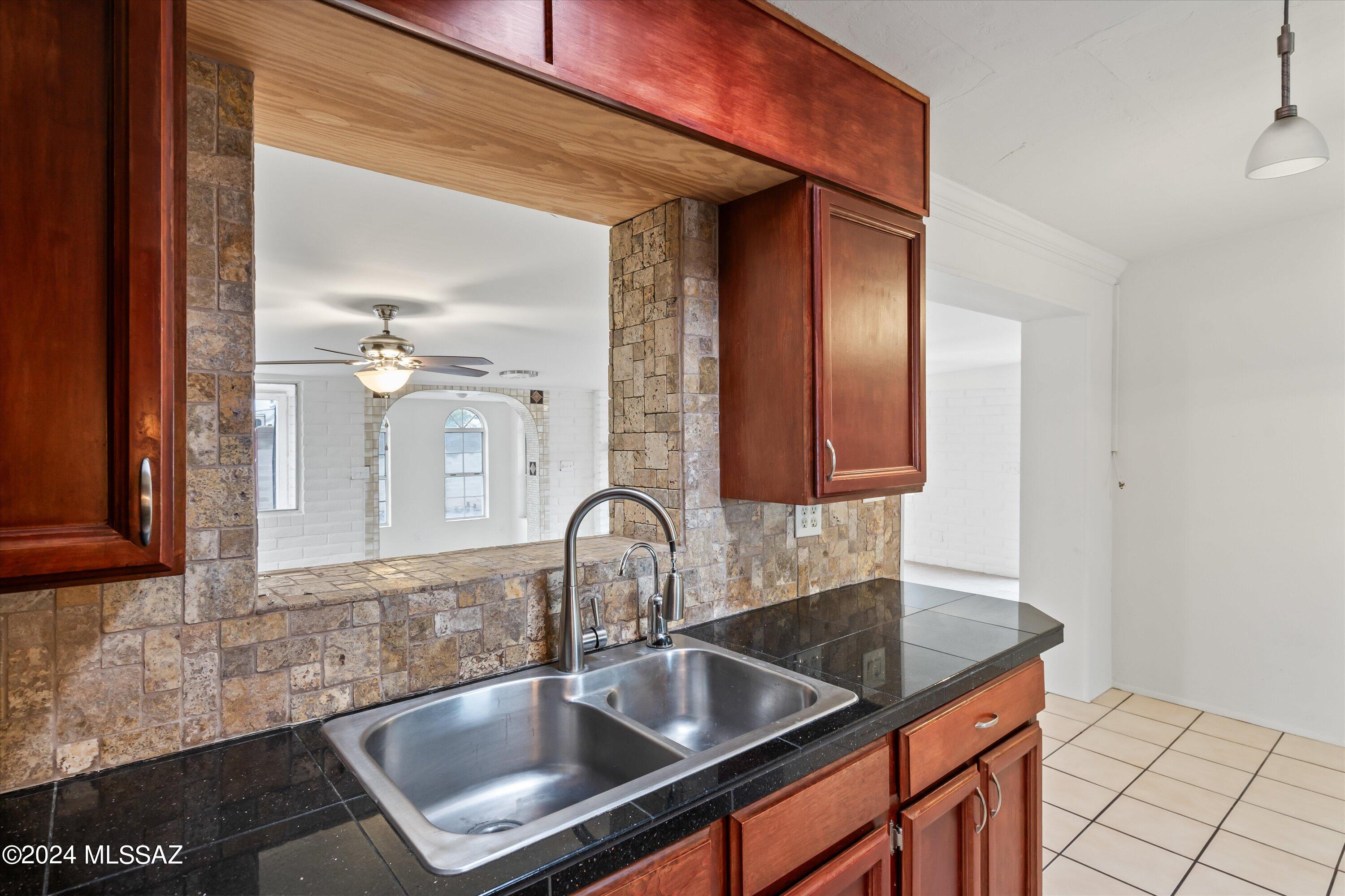 1518 S Avenida Regulo