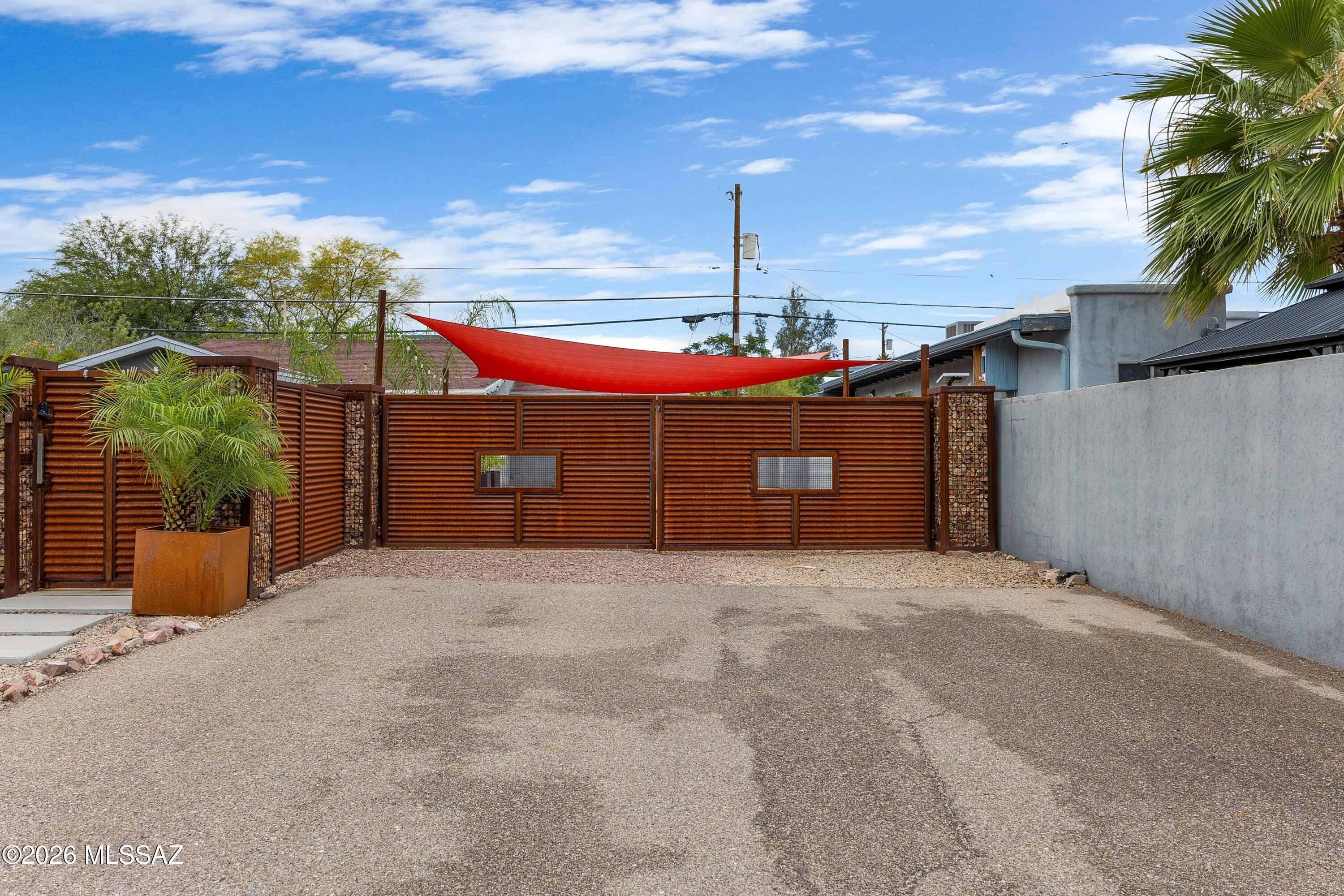 2556 E Linden Street
