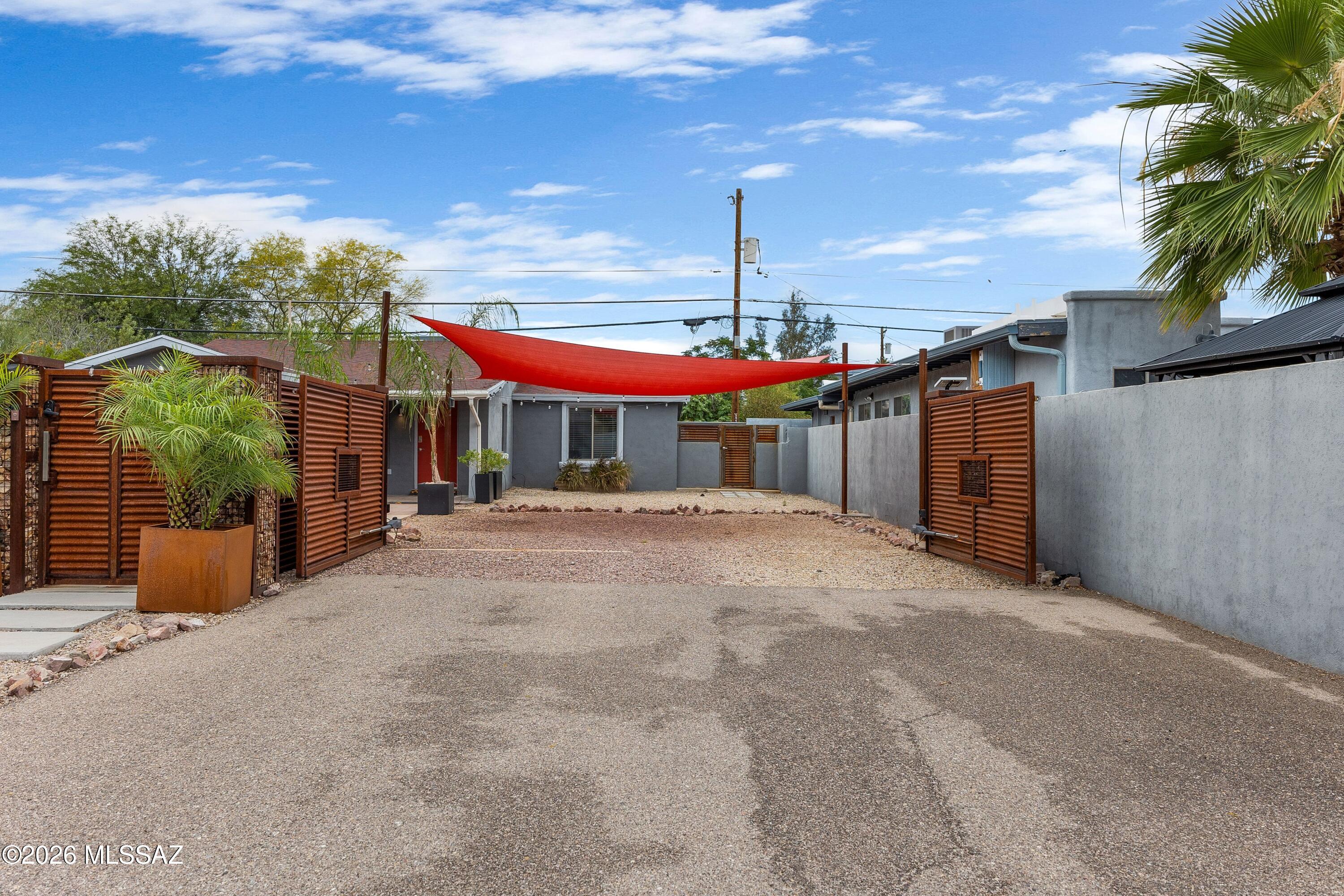 2556 E Linden Street