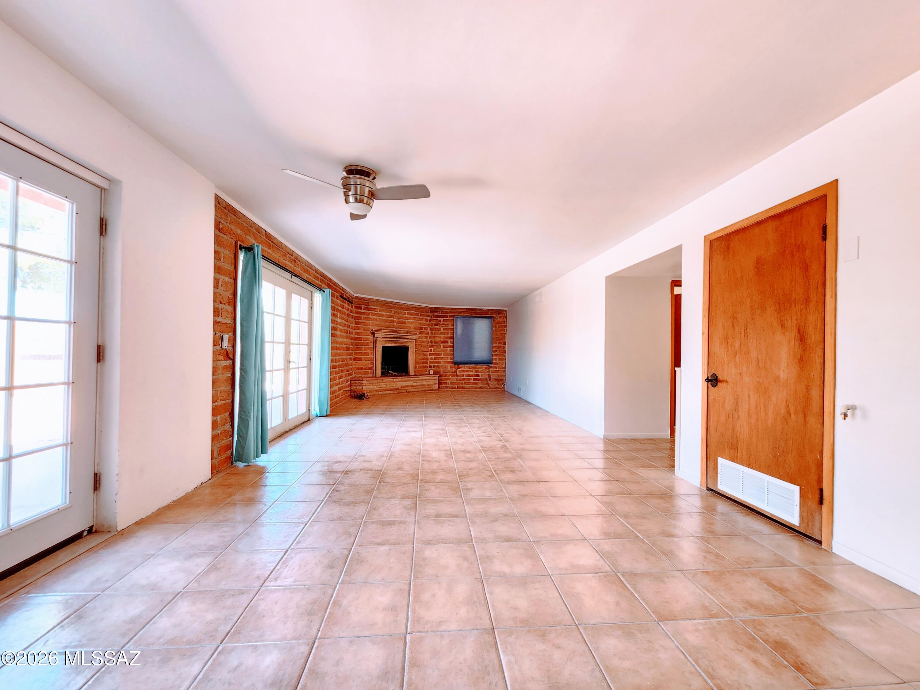 7424 N La Canada Drive