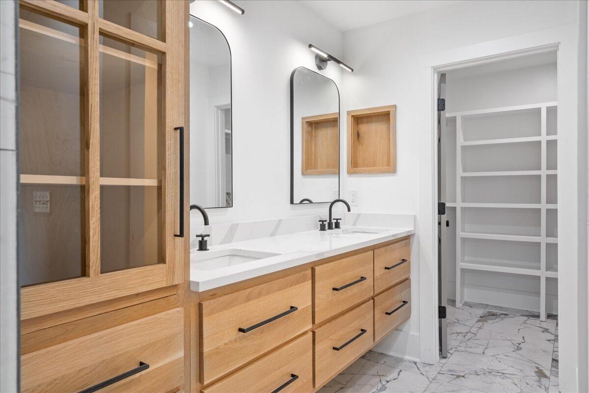 1876 N Smokerise Way