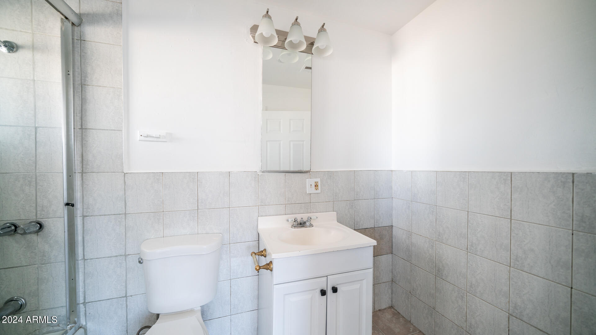 11 S 28TH Drive
