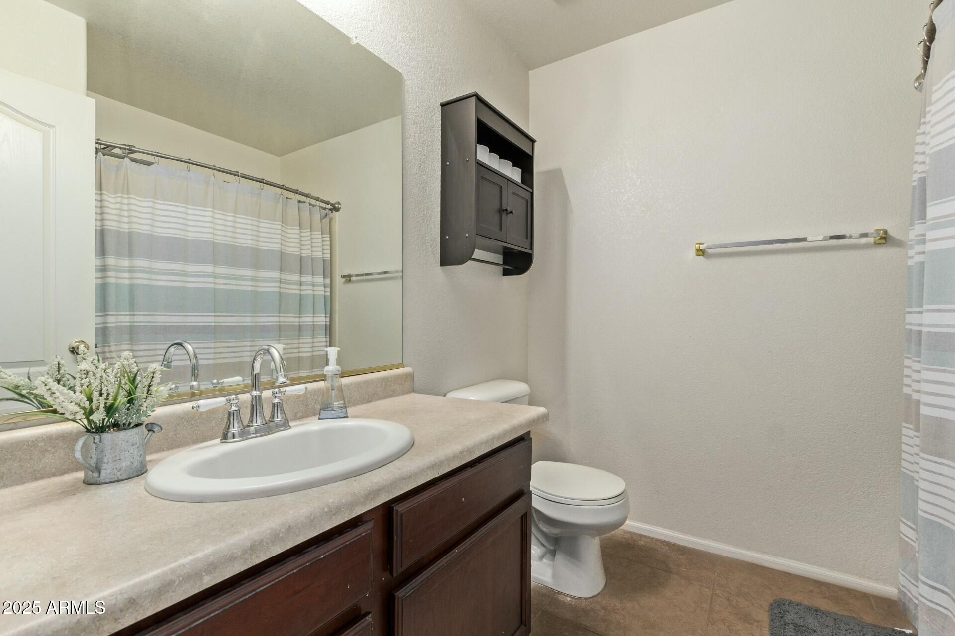 4045 E ARAGONITE Lane