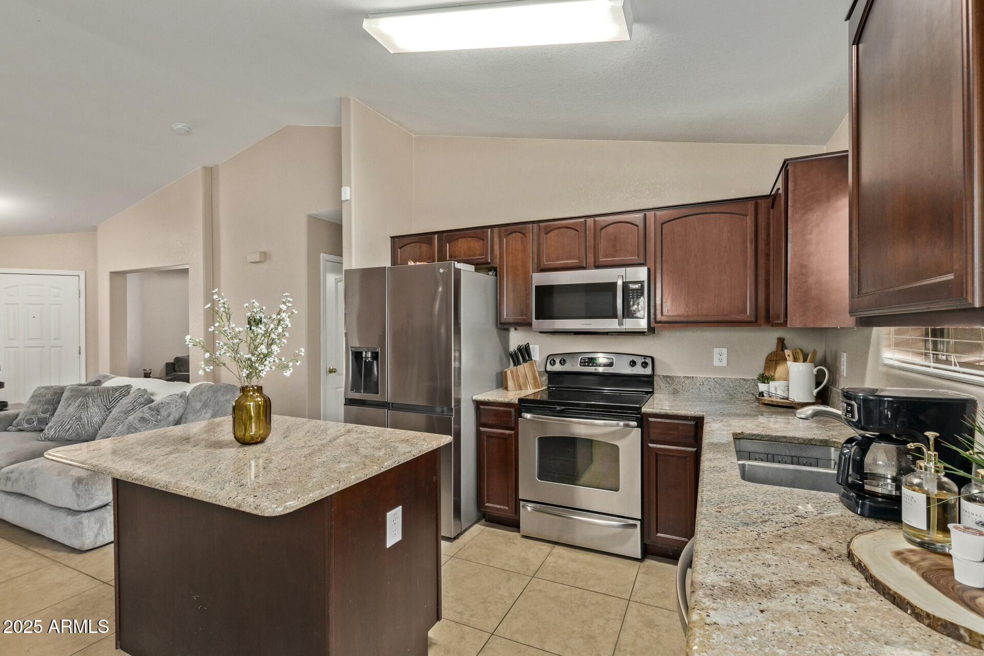 4045 E ARAGONITE Lane