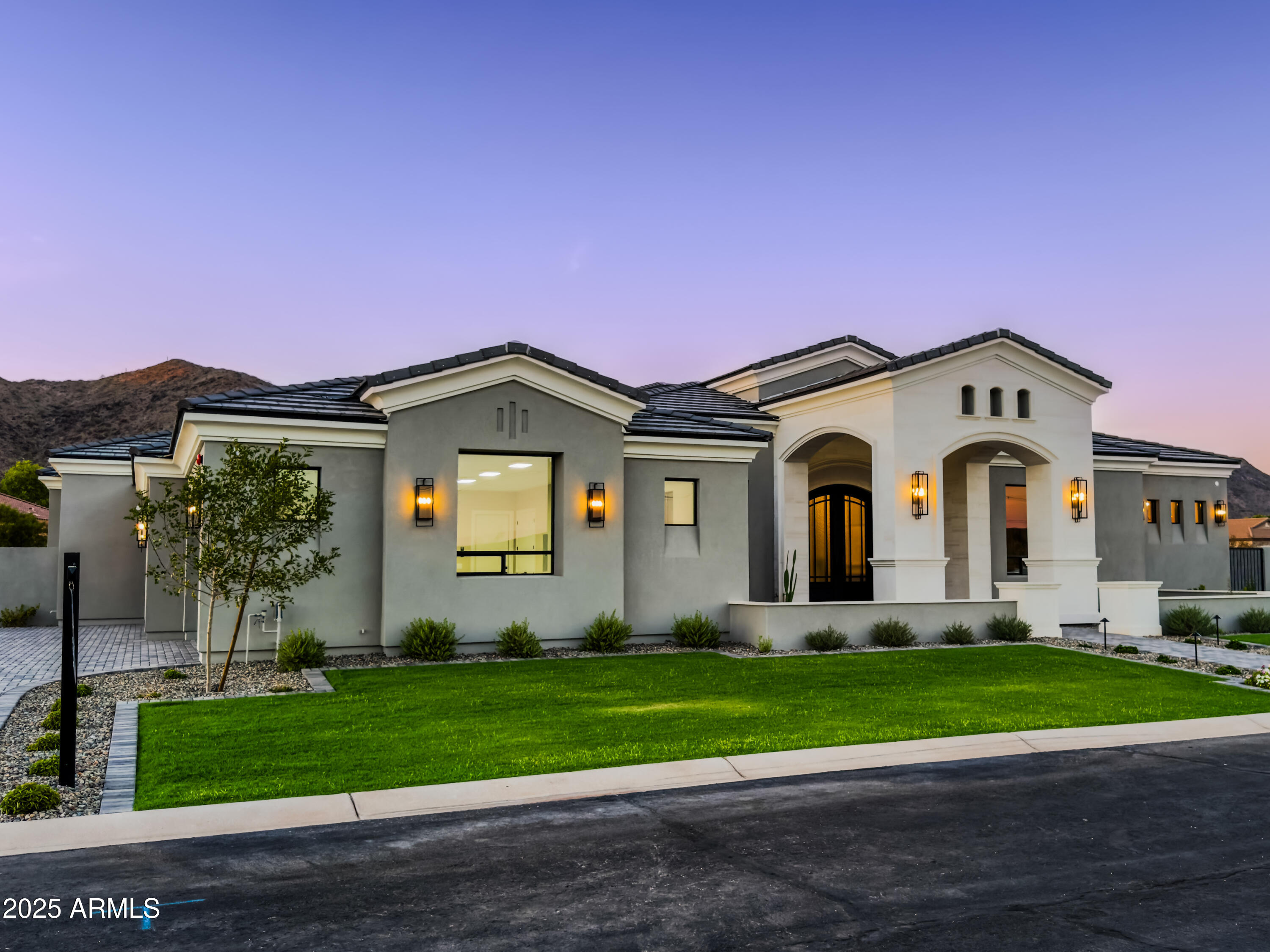 3046 W Redwood Lane