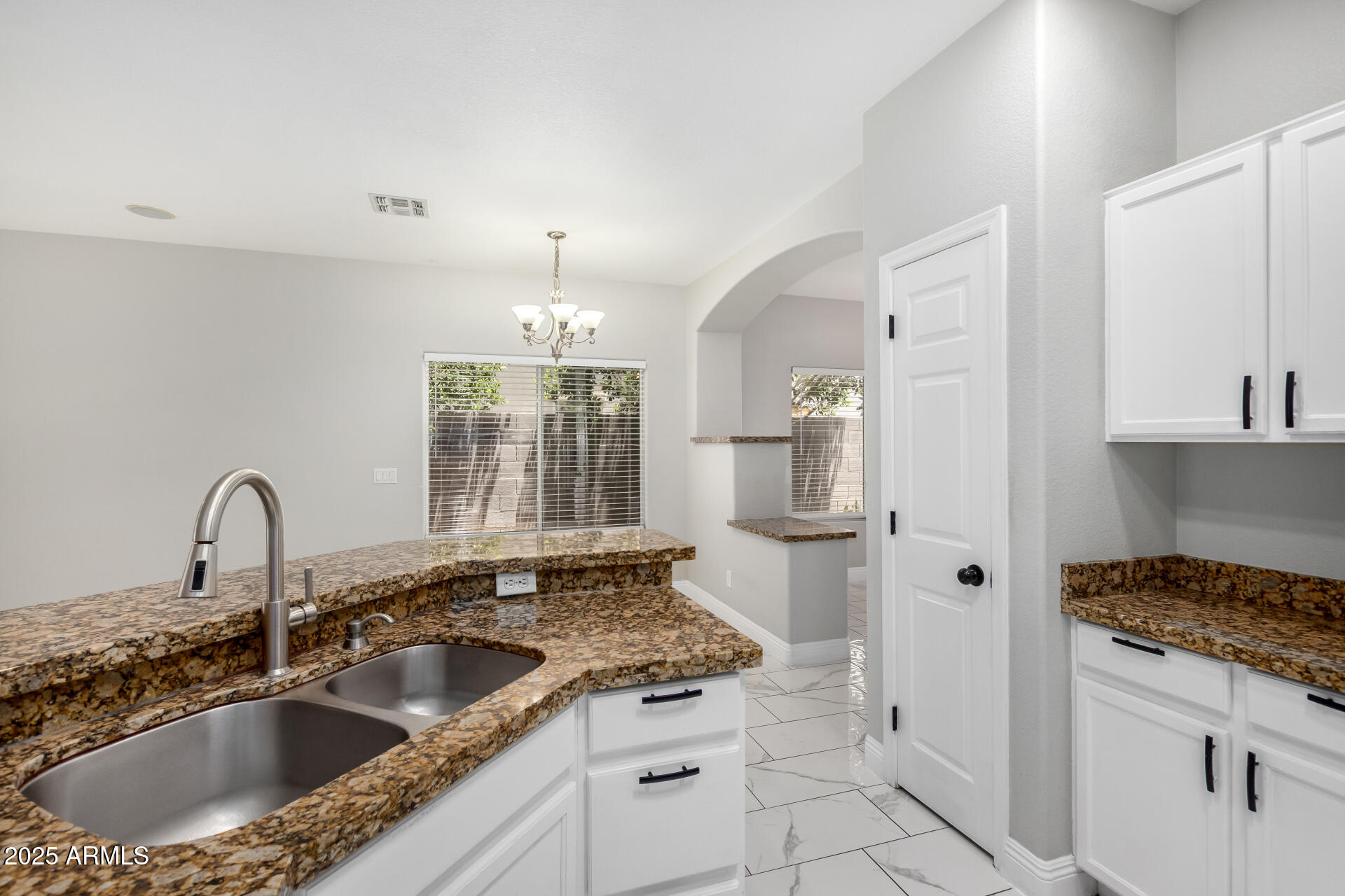 3704 E WYATT