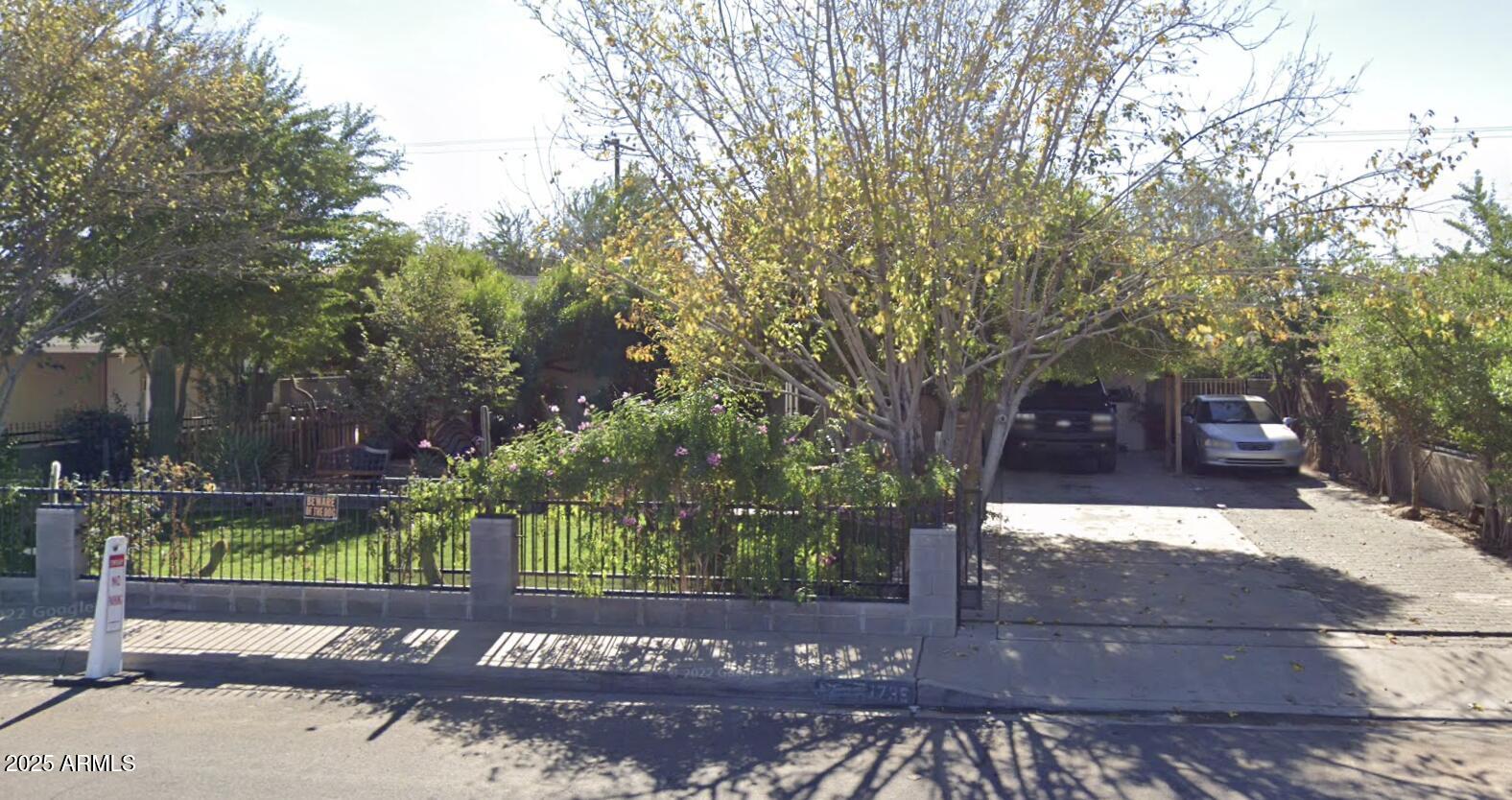 1735 W PUEBLO Avenue