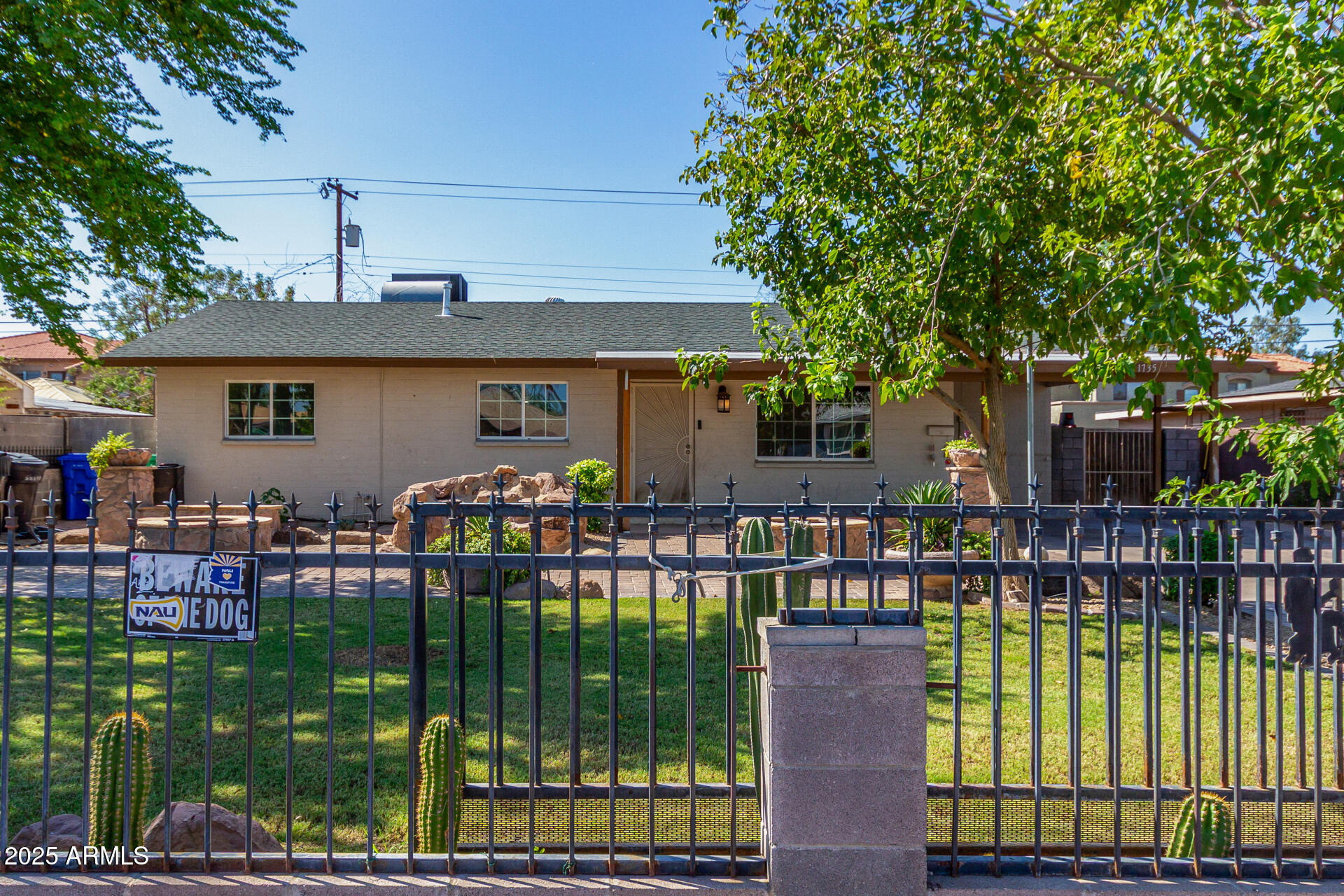 1735 W PUEBLO Avenue