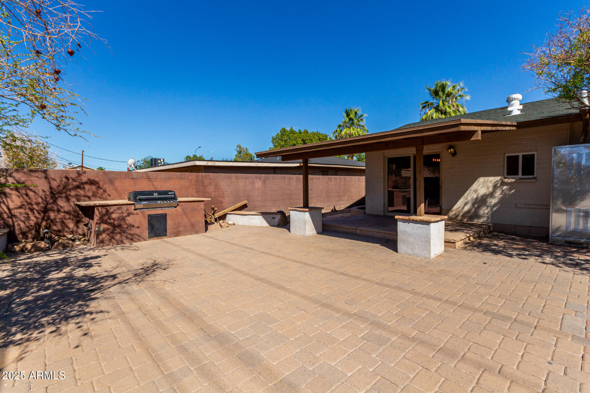 1735 W PUEBLO Avenue