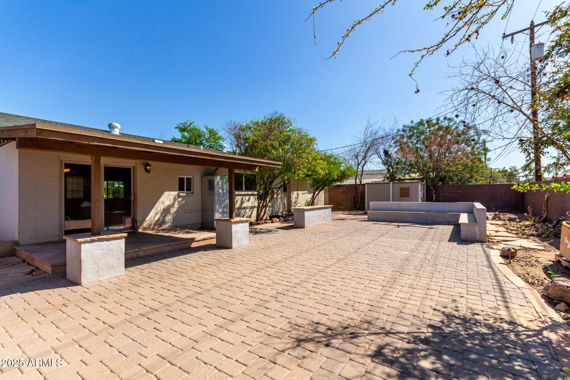 1735 W PUEBLO Avenue