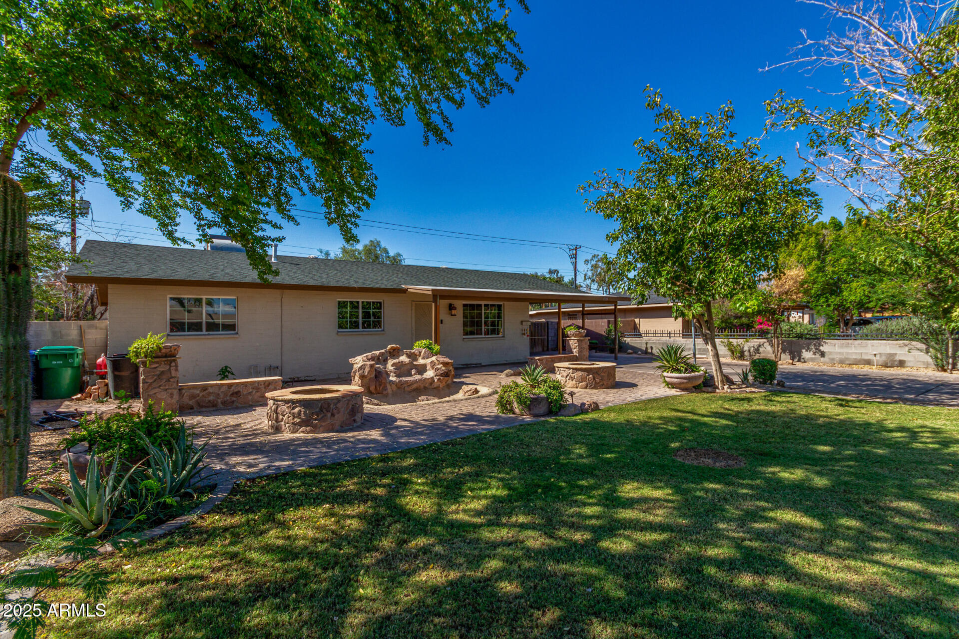 1735 W PUEBLO Avenue