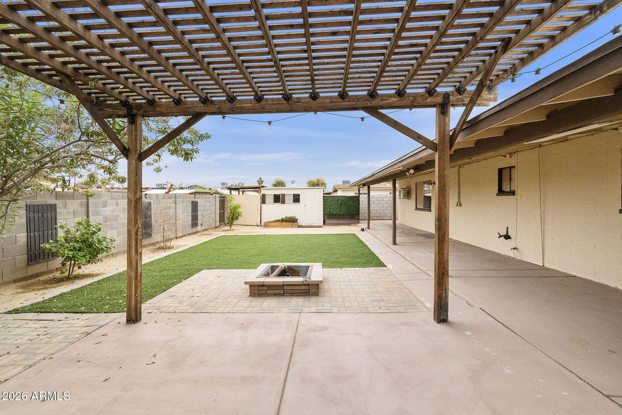 1249 W OAKLAND Street