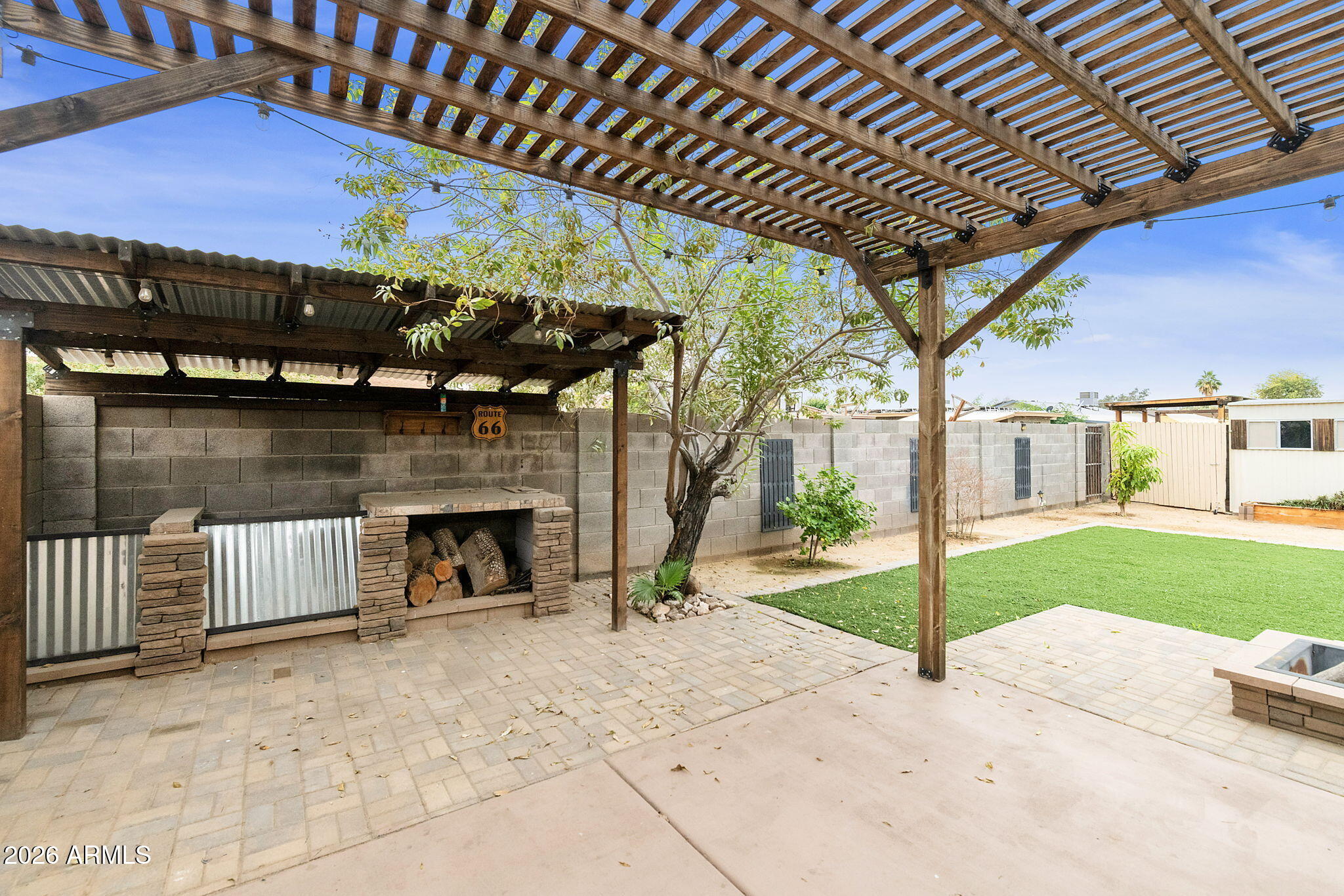 1249 W OAKLAND Street