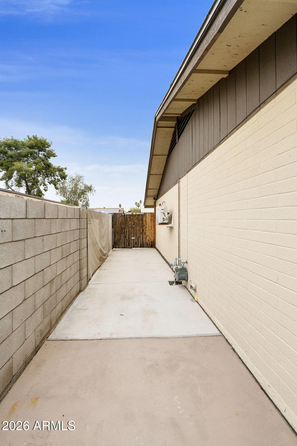 1249 W OAKLAND Street