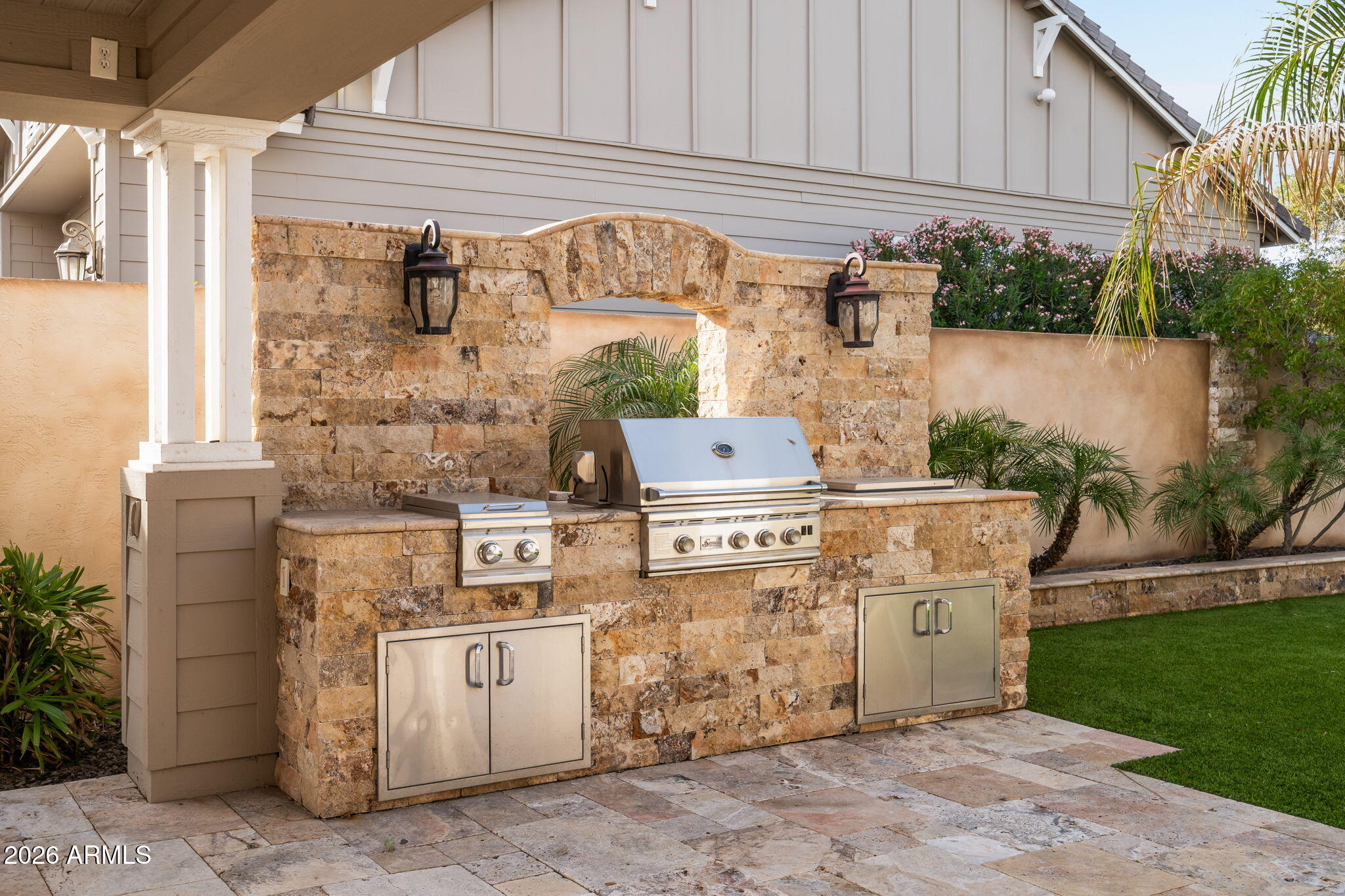 2822 E CONSTANCE Way