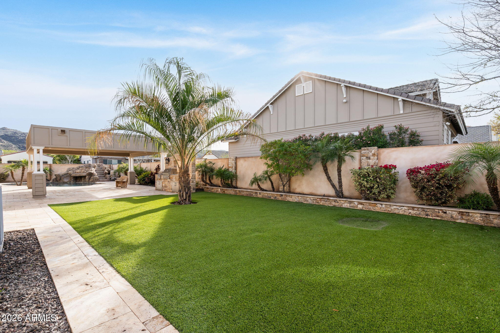 2822 E CONSTANCE Way